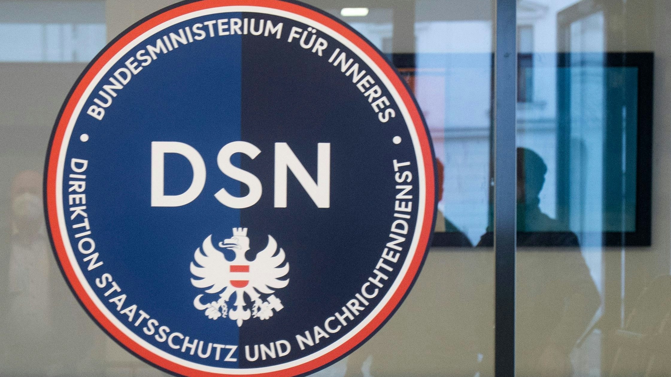 Download von www.picturedesk.com am 03.03.2024 (12:07).  The logo of Austria's new Directorate for State Security and Intelligence Service (DSN), is pictured in Vienna on January 25, 2022. - Some radicalised activists who reject Covid vaccines and anti-virus measures are crossing borders to join protests where extremist ideology is being spread, Austria's new domestic intelligence chief told AFP, calling the trend "very scary". (Photo by ALEX HALADA / AFP) - 20220125_PD14457 - Rechteinfo: Rights Managed (RM) Nur für redaktionelle Nutzung! Werbliche Nutzung erfordert Freigabe: bitte schicken Sie uns eine Anfrage.