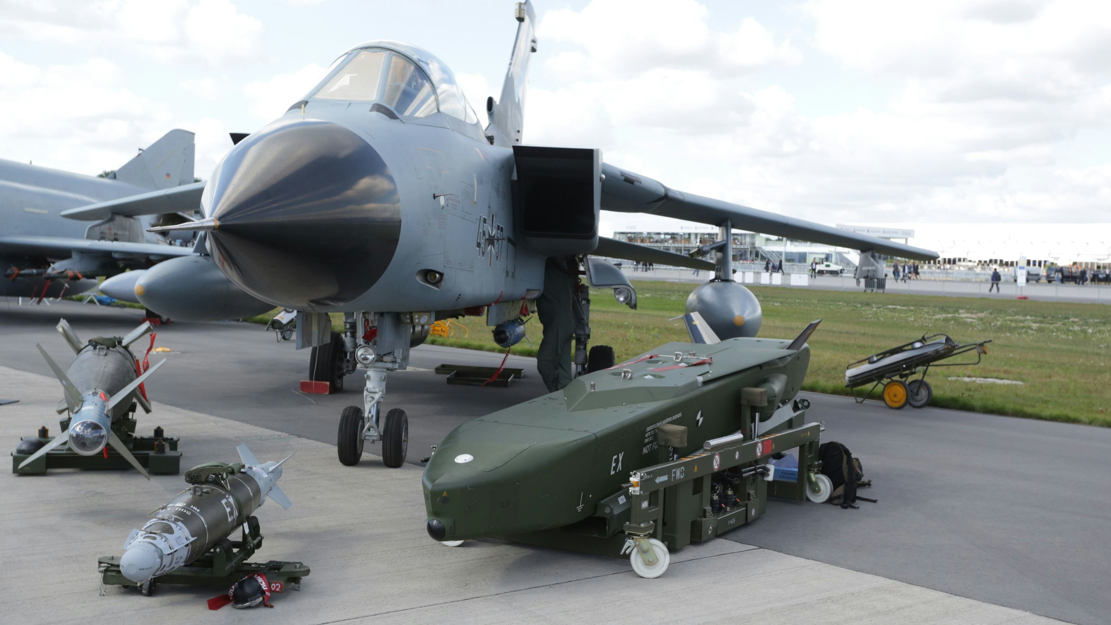 Download von www.picturedesk.com am 03.03.2024 (10:38).  A Tornado, with a surface to air cruise missile "Taurus" in front of it is displayed at the Berlin Air Show (ILA) at Schoenefeld Airport in Berlin, Germany, 13 September 2012. The aviation trade show south of Berlin takes place from 11 till 16 September 2012. Photo: Joerg Carstensen - 20120913_PD5361 - Rechteinfo: Rights Managed (RM)