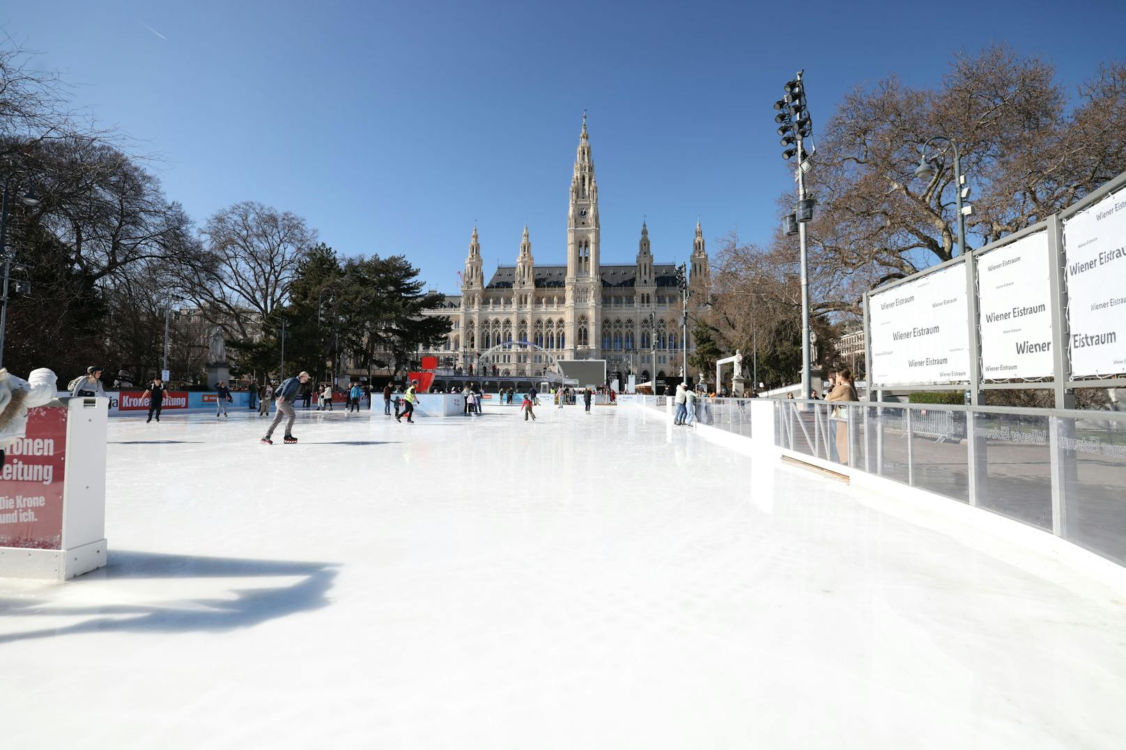 Am Sonntag ist der letzte Tag des Wiener Eistraums 2024. Bei sehr frühlingshaften Temperaturen genießen noch einige Eislauf-Fans das bereits dahinschmelzende Eis.