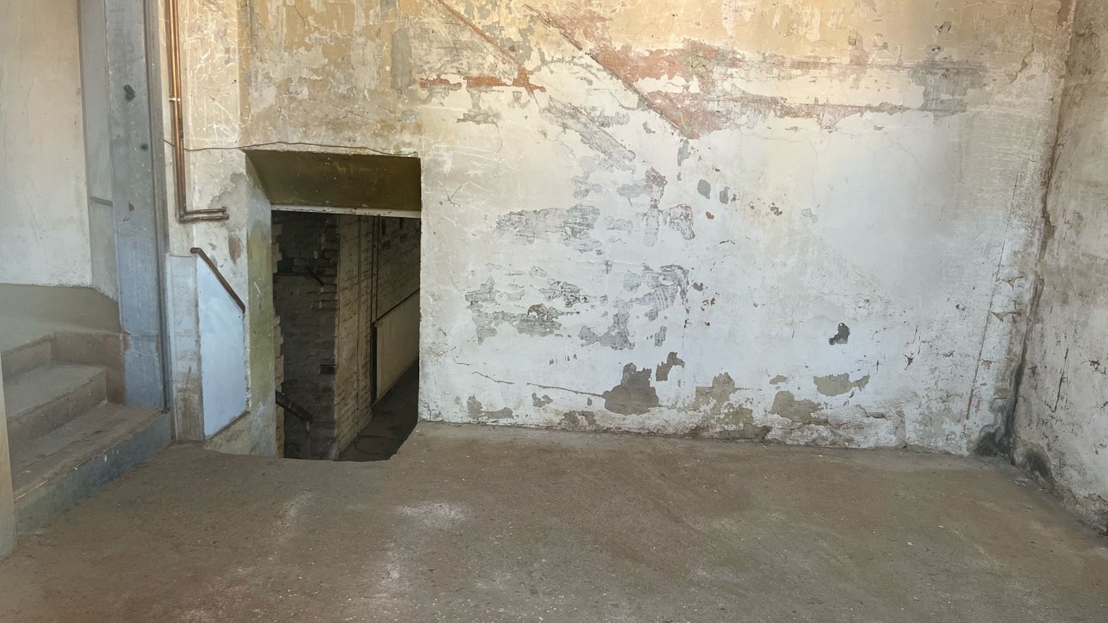 Dieser leerstehende Kellerbereich, der vom Erdgeschoß einsichtig ist, soll der Ort des Grauens sein.