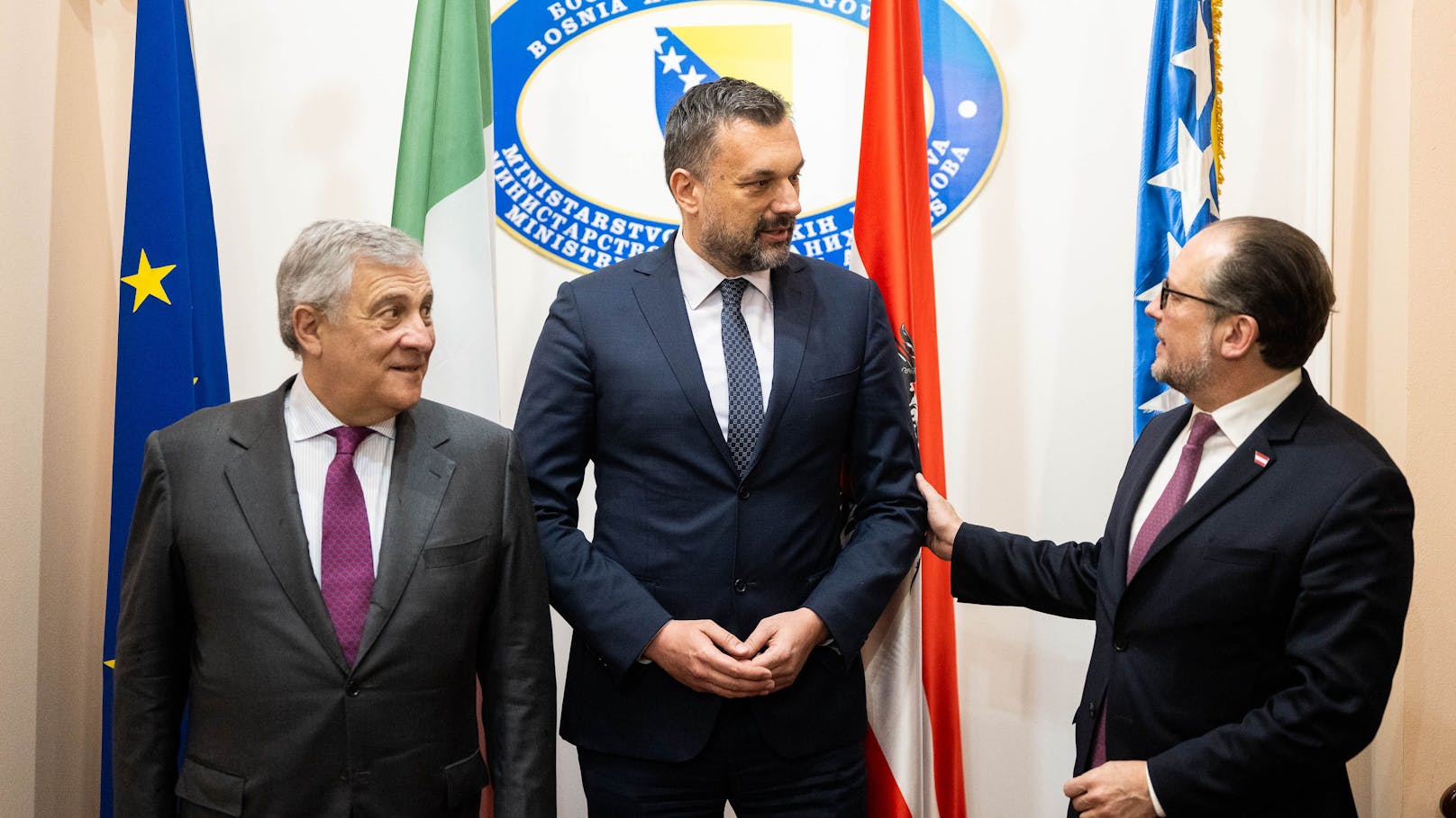 Am 10. März 2023 trafen Außenminister Alexander Schallenberg und Italiens Außenminister Antonio Tajani (ganz links) ihren Amtskollegen von Bosnien und Herzegowina Elmedin Konakovic (Mitte) in Sarajevo.