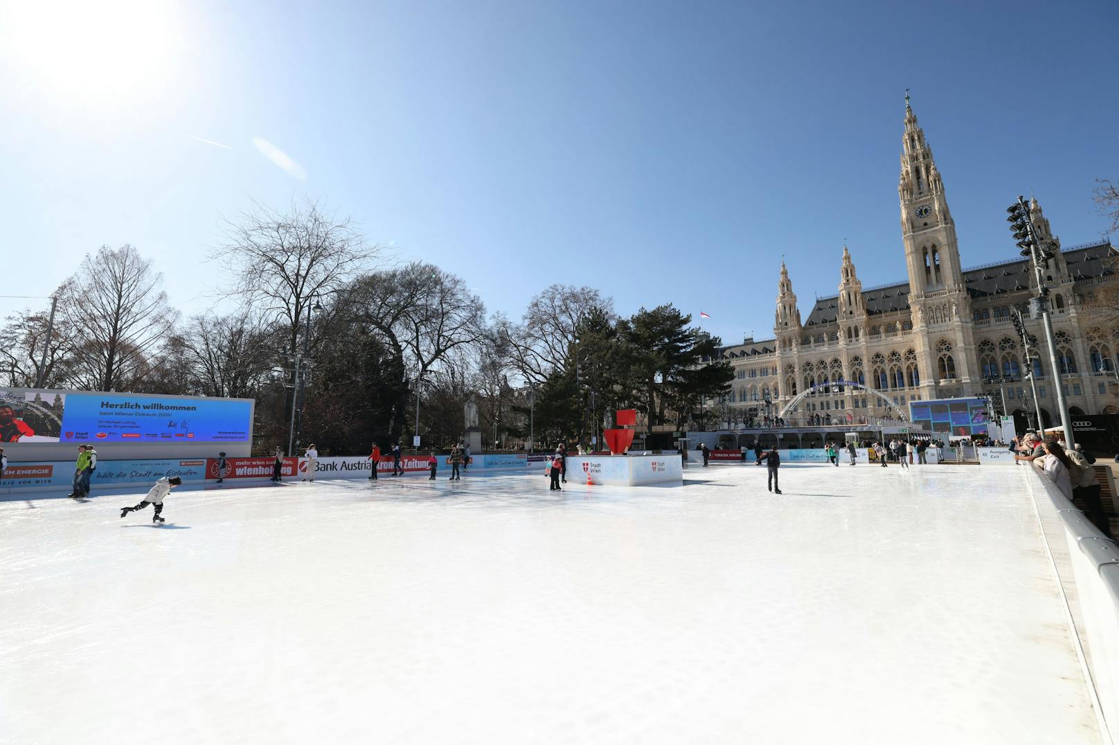 Am Sonntag ist der letzte Tag des Wiener Eistraums 2024. Bei sehr frühlingshaften Temperaturen genießen noch einige Eislauf-Fans das bereits dahinschmelzende Eis.