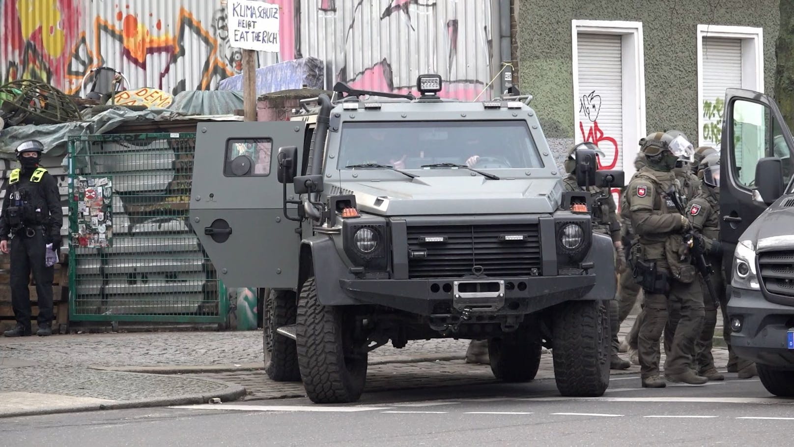 Die Polizei rückte mit schwerem Gerät in Berlin zu einer RAF-Fahndung aus.