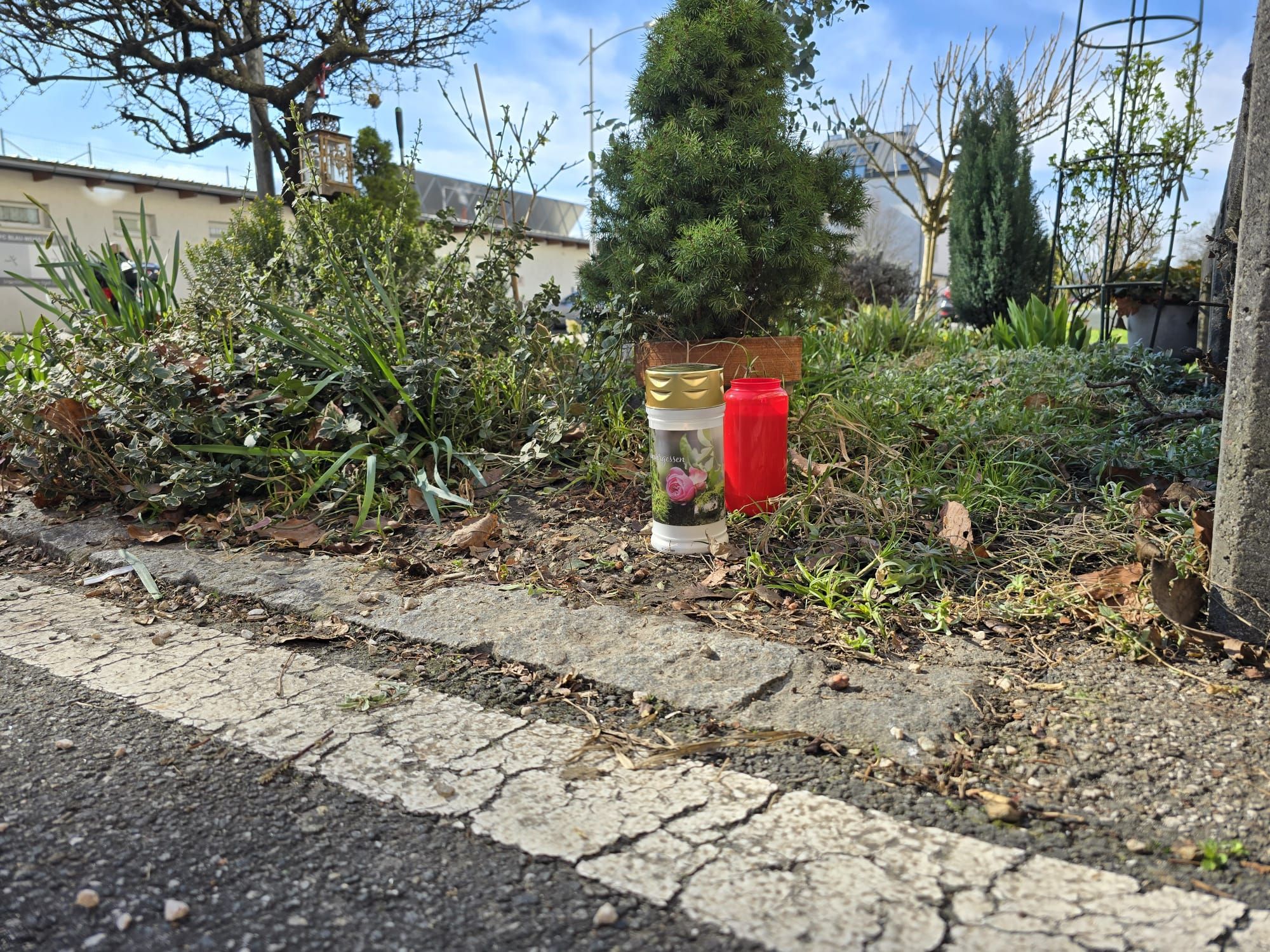 An der Unfallstelle wurden Trauerkerzen abgestellt.