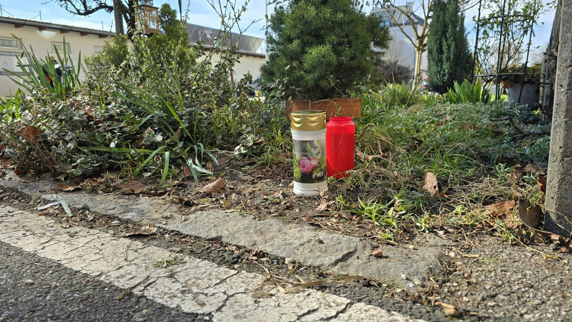 Bub tot Fenstersturz Linz Kerzen