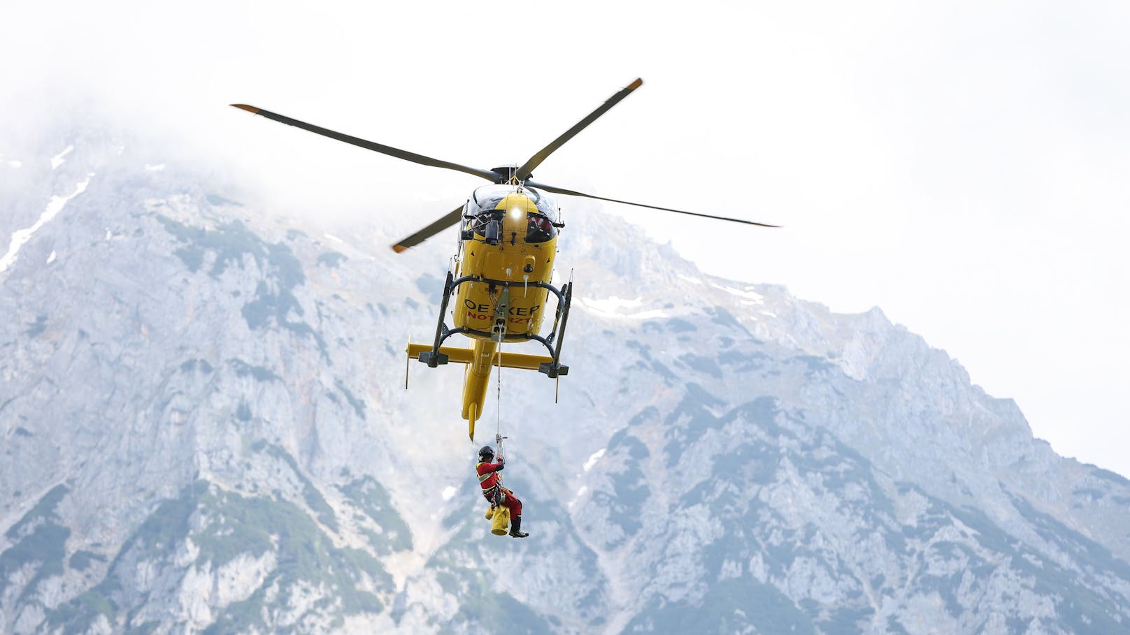 Skitourengeher stolpert, stürzt 400 Meter in den Tod