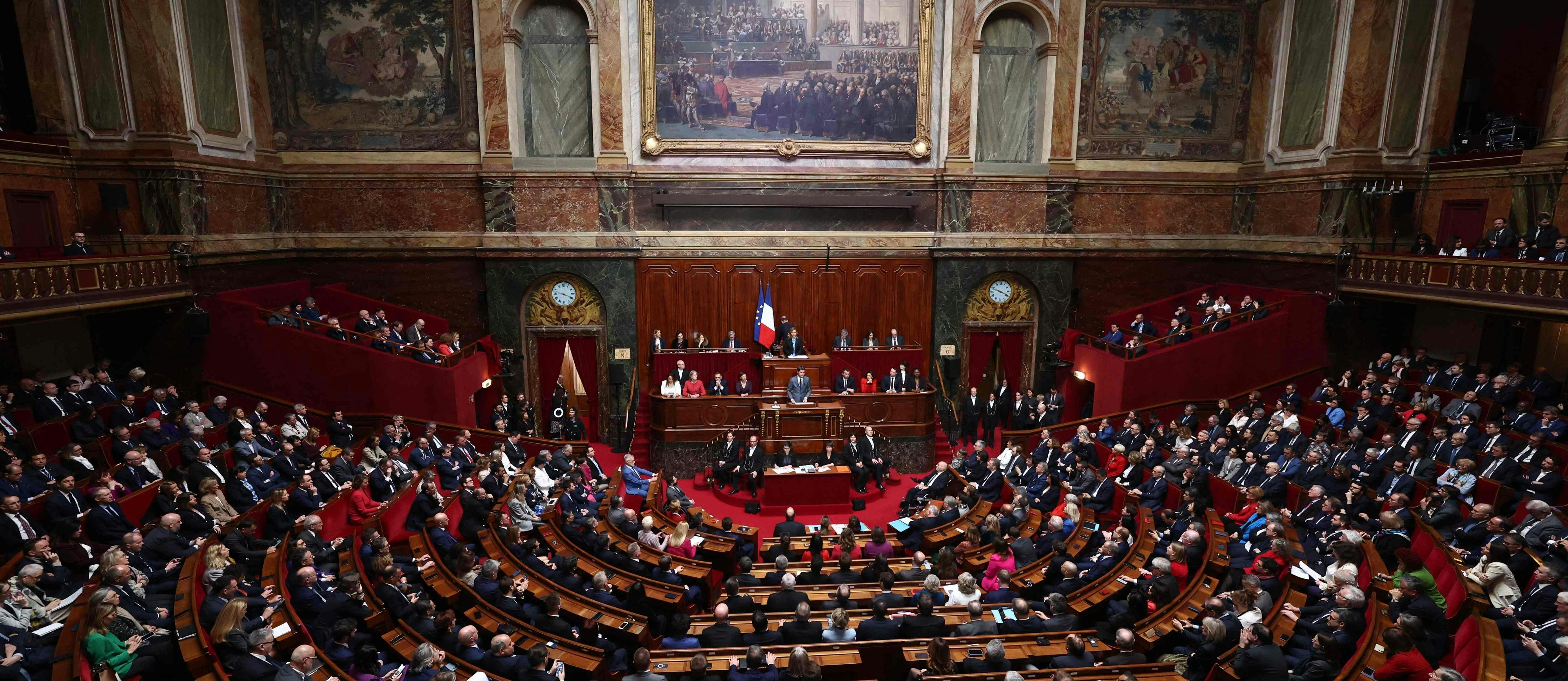 Die französische Nationalversammlung beschloss am Montag in Versailles, das Recht auf Abtreibung in die Verfassung zu schreiben; am Podium Ministerpräsident Gabriel Attal 