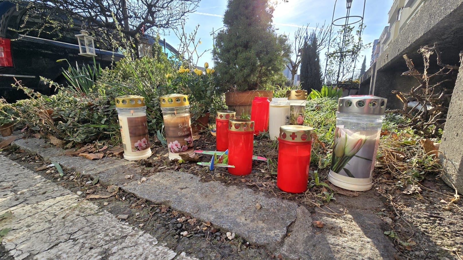 An der Unfallstelle wurden Trauerkerzen und ein Spielzeugflieger hingestellt.