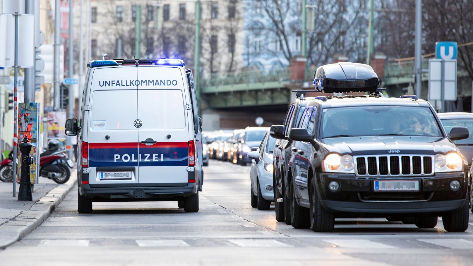 Trio geht auf Paar los, Mann schlägt mit Krücken zurück