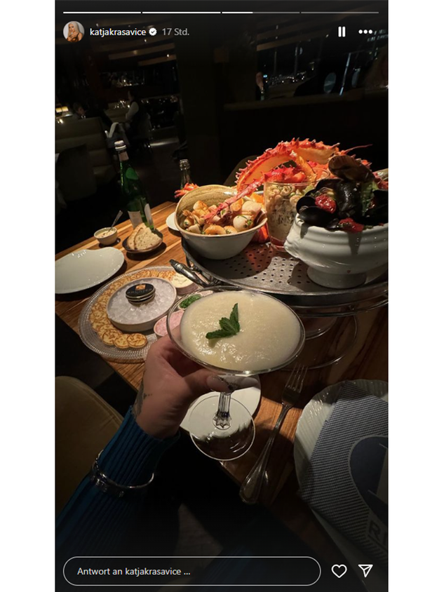 Katja Krasavice liebt den Luxus. Zum Abendessen gab es Cocktail, Hummer und Kaviar.