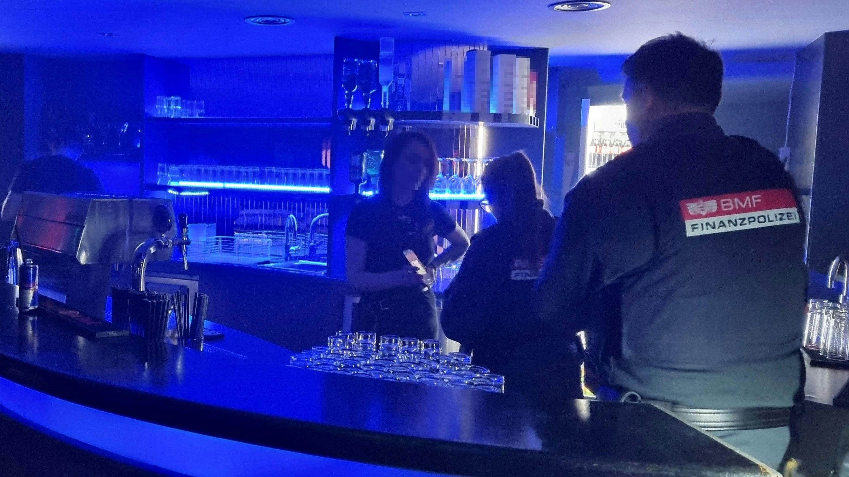 In einigen Nachtlokalen standen Menschen im Dienst, die gleichzeitig beim AMS gemeldet waren