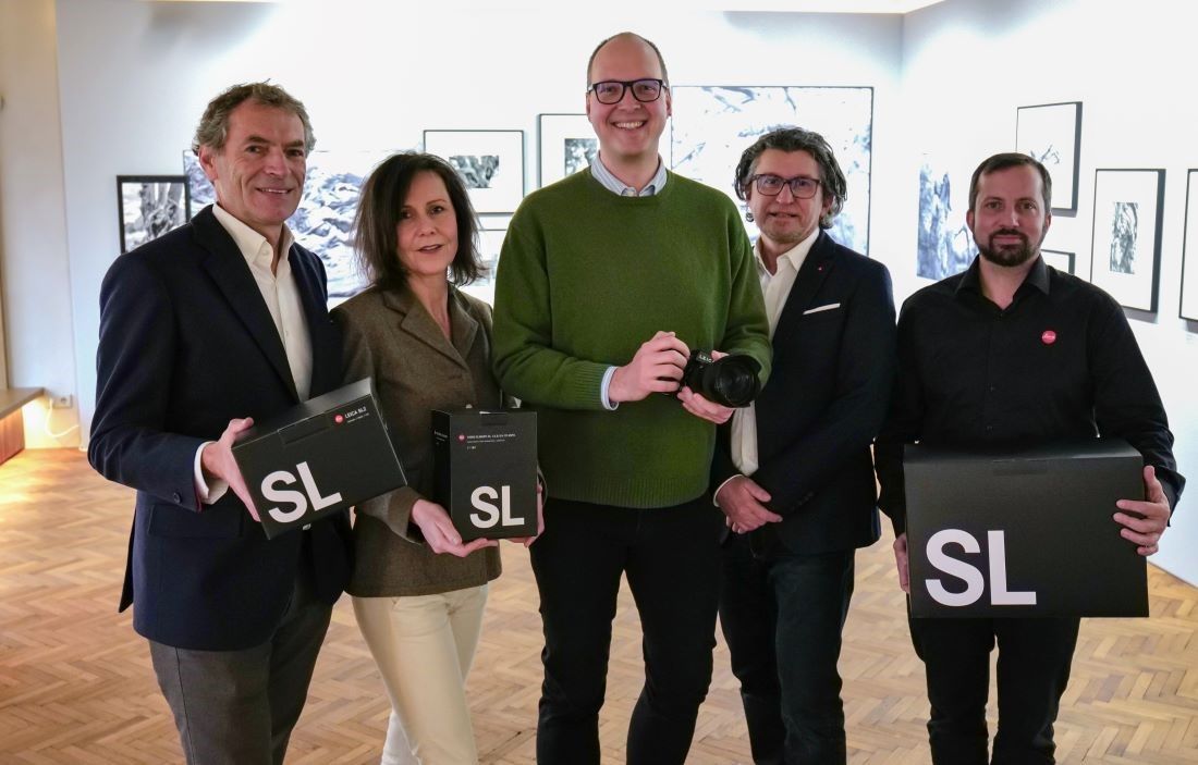 Christian Jungwirth, Birgit Enge, Florian Kragulj, Johannes Dietrich und Joachim Eberhardt bei der Übergabe der SL in der Leica Galerie Wien.