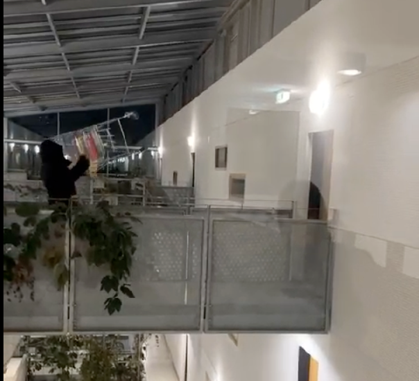 Jugendliche werfen aus dem 8. Stock Einkaufswagerl auf Passanten – und filmen den gefährlichen Irrsinn.