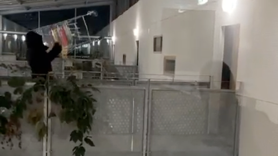 Jugendliche werfen aus dem 8. Stock Einkaufswagerl auf Passanten – und filmen den gefährlichen Irrsinn.