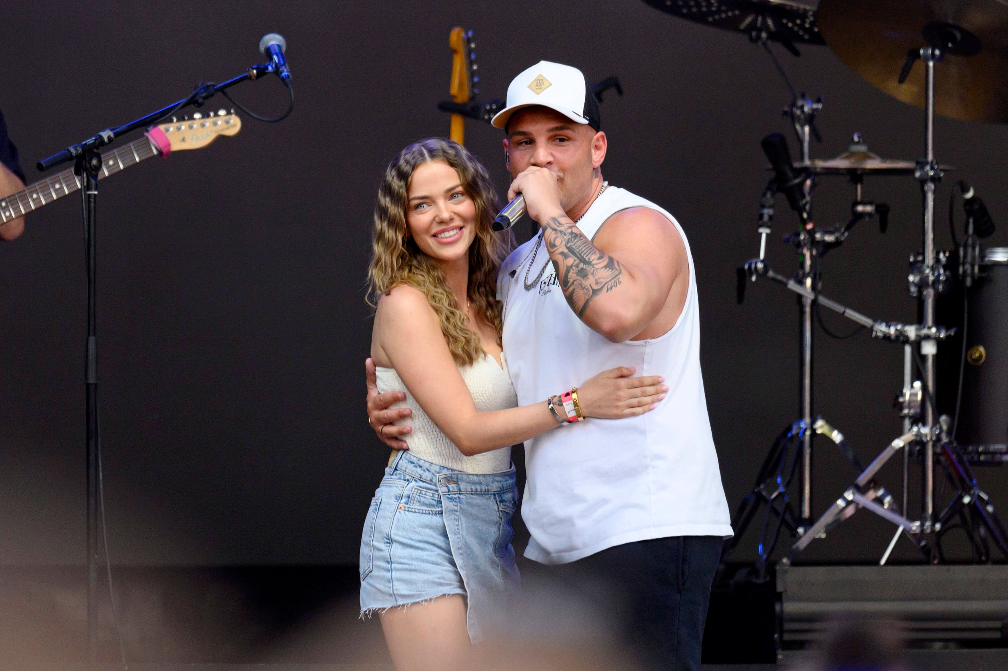 Pietro Lombardi wird nach seiner Auszeit von seiner Verlobten Laura Maria Rypa überrascht.