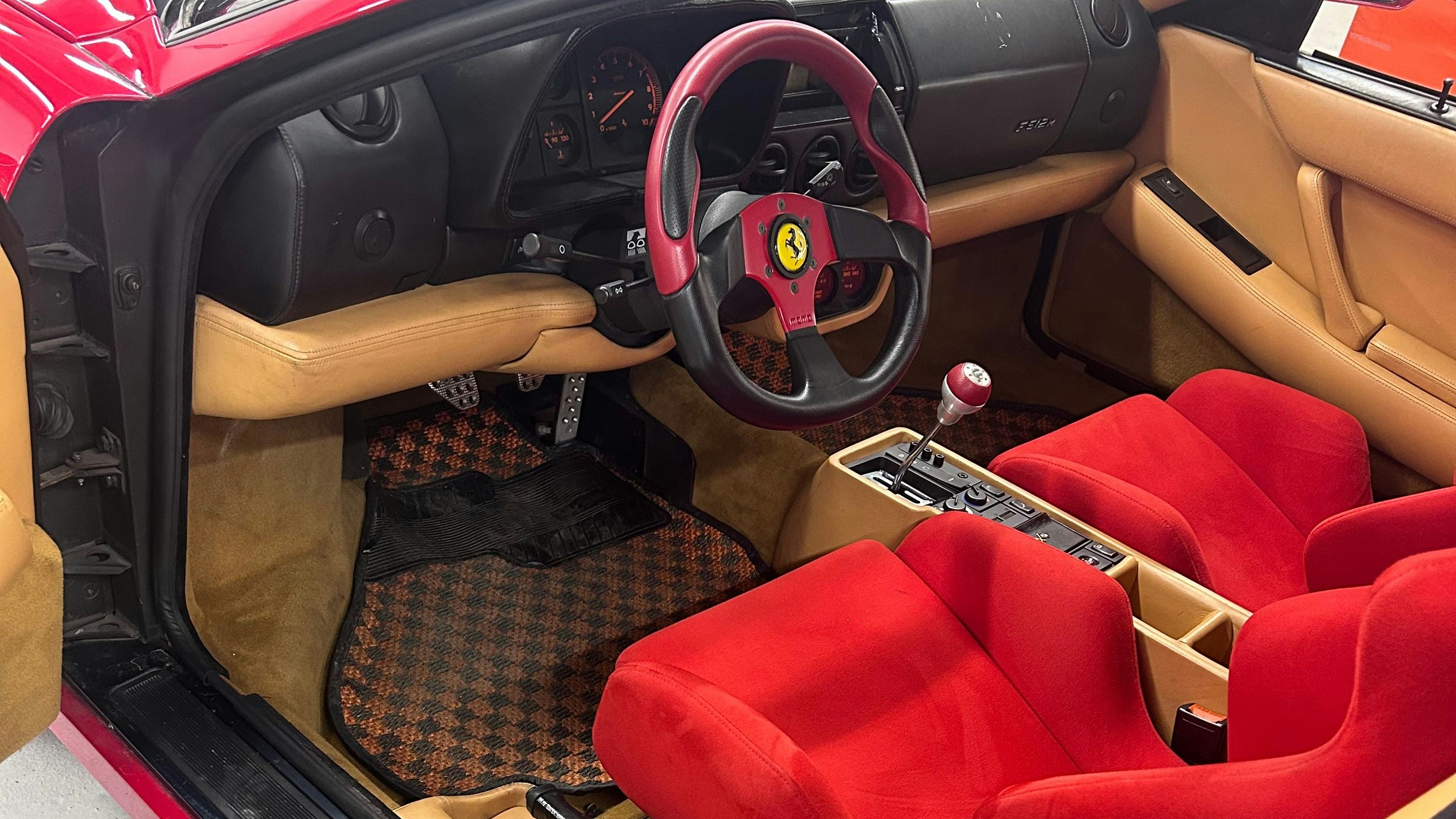 Zahlreiche Details an dem Wagen wurden modifiziert, auch das Lenkrad ist nicht mehr original 