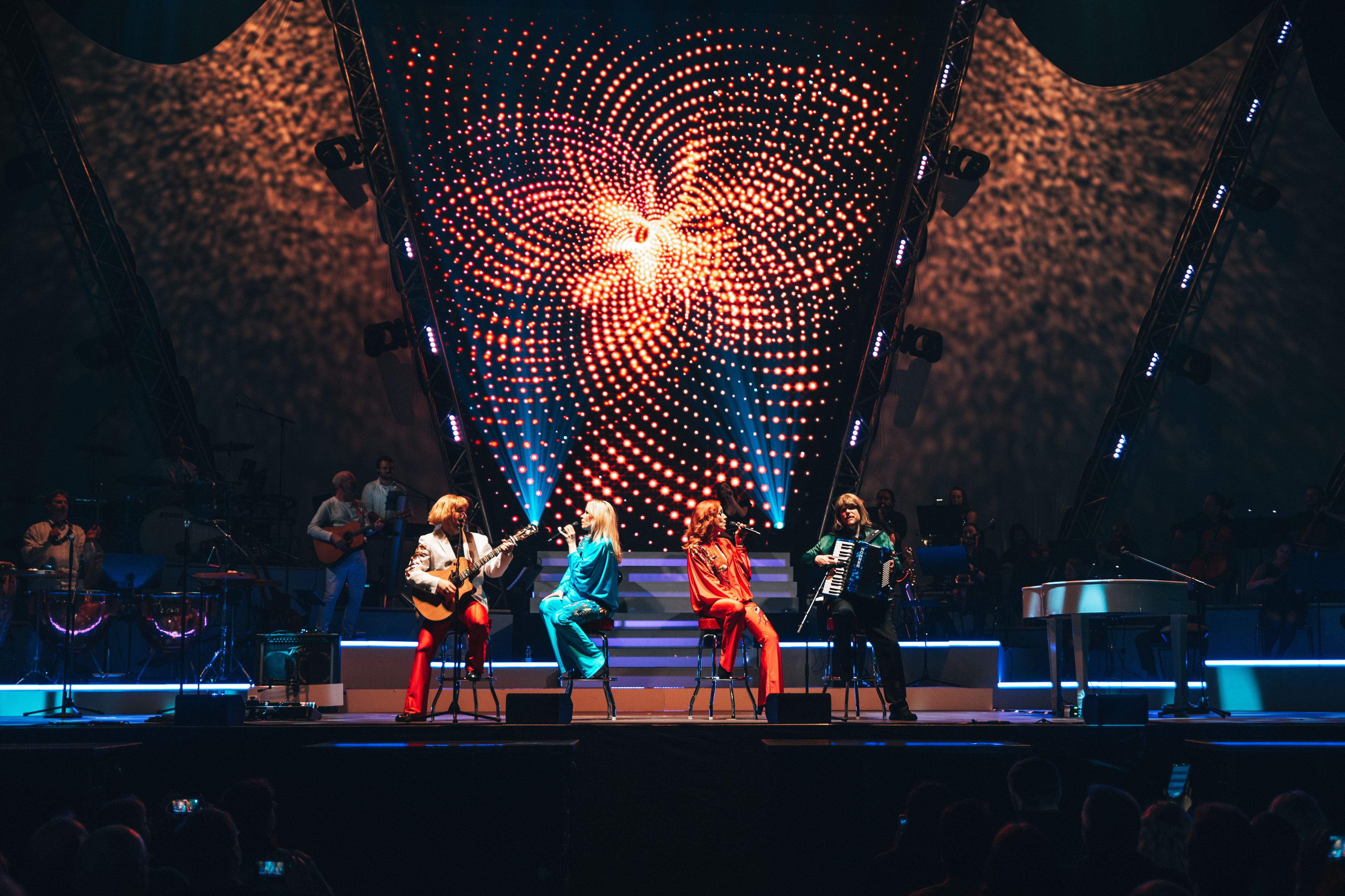 In der Stadthalle wird mit Abba eingeheizt...