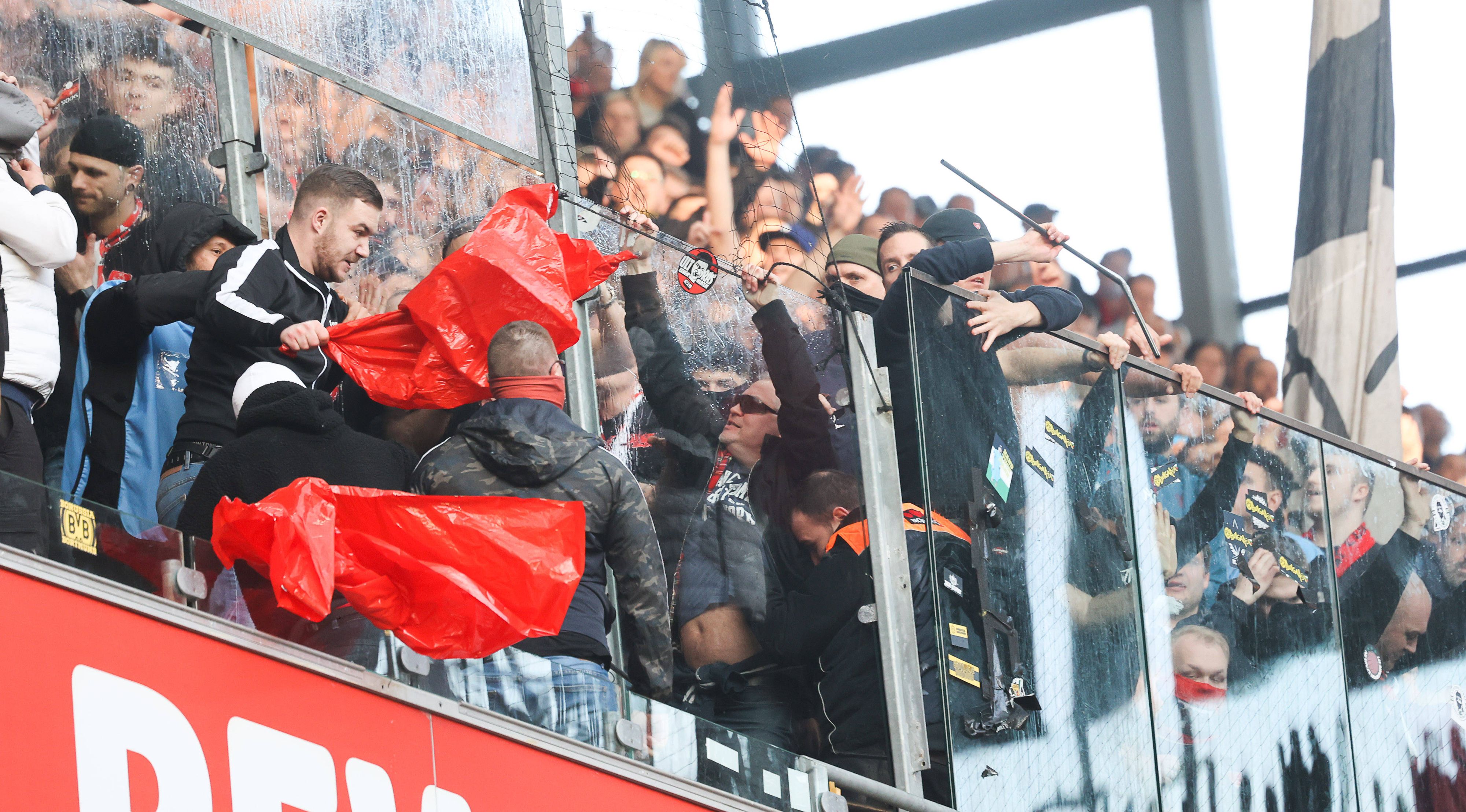 Bereits im Kölner Stadion kam es zu Randalen.&nbsp;