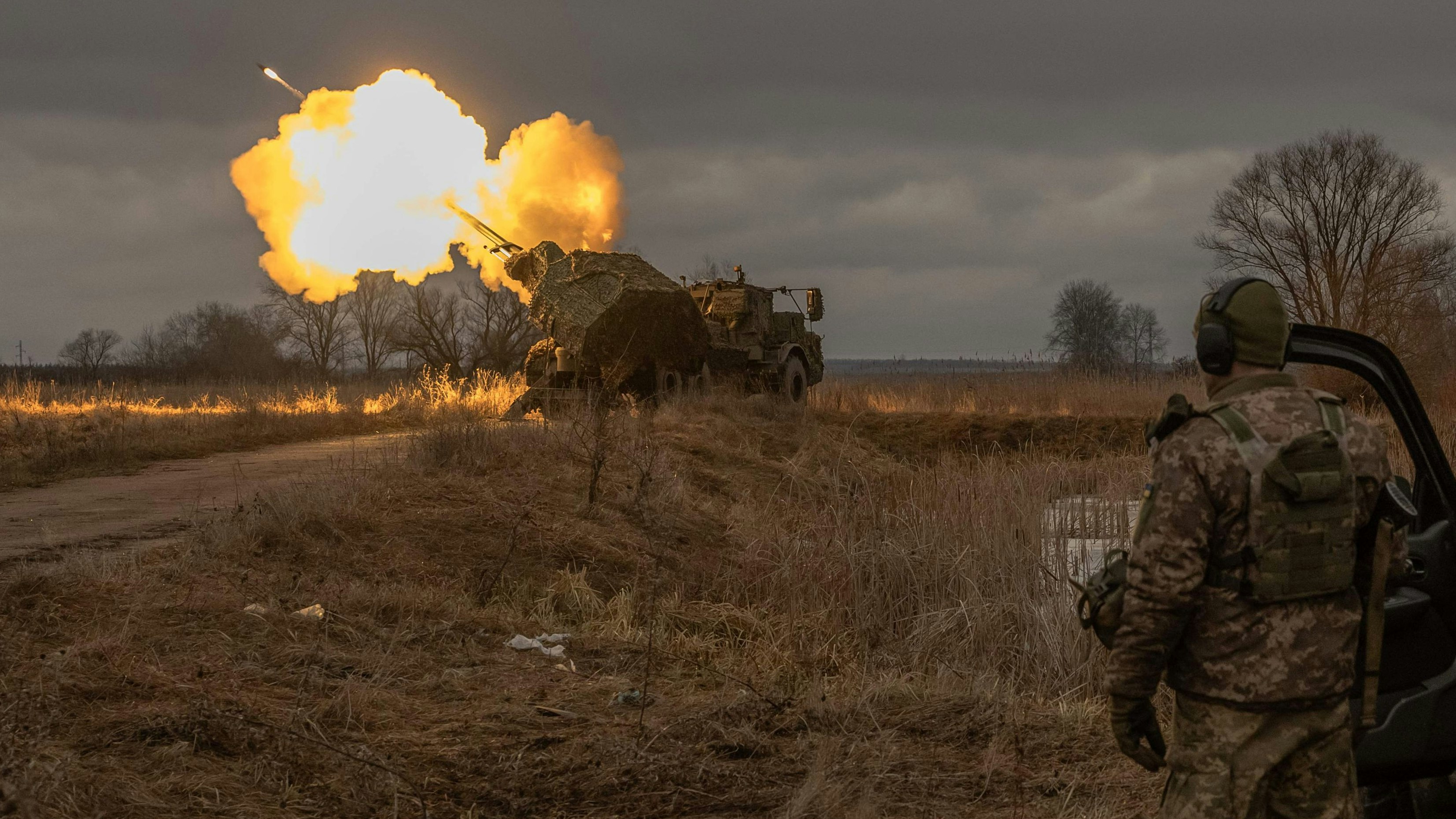 Ukrainische Soldaten beim Abfeuern eines schwedischen Artilleriegeschützes vom Typ "Archer" in der Oblast Donezk am 20. Jänner 2024.