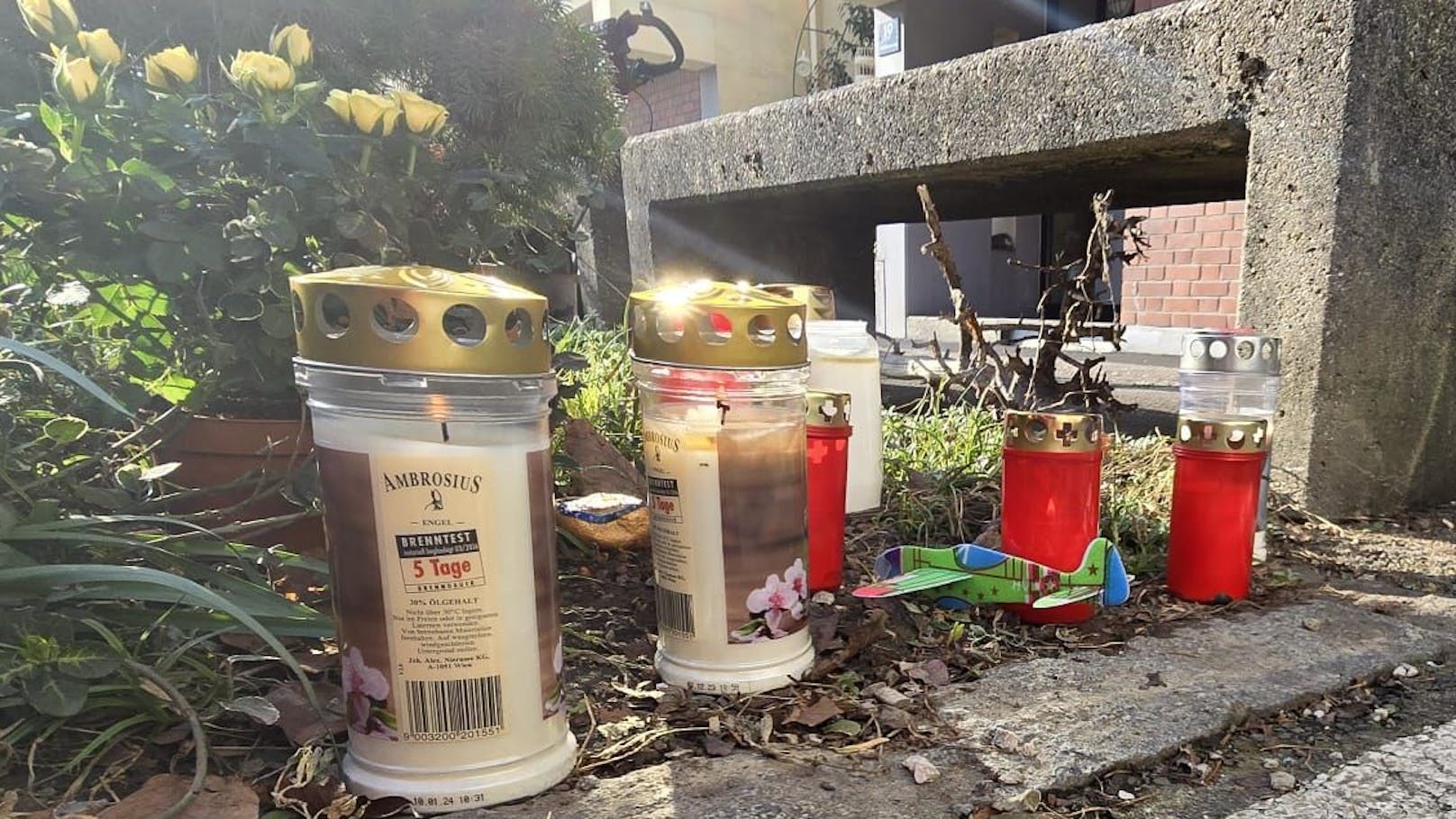 Spielzeugflieger, Kerzen: Große Trauer nach Tod von Bub
