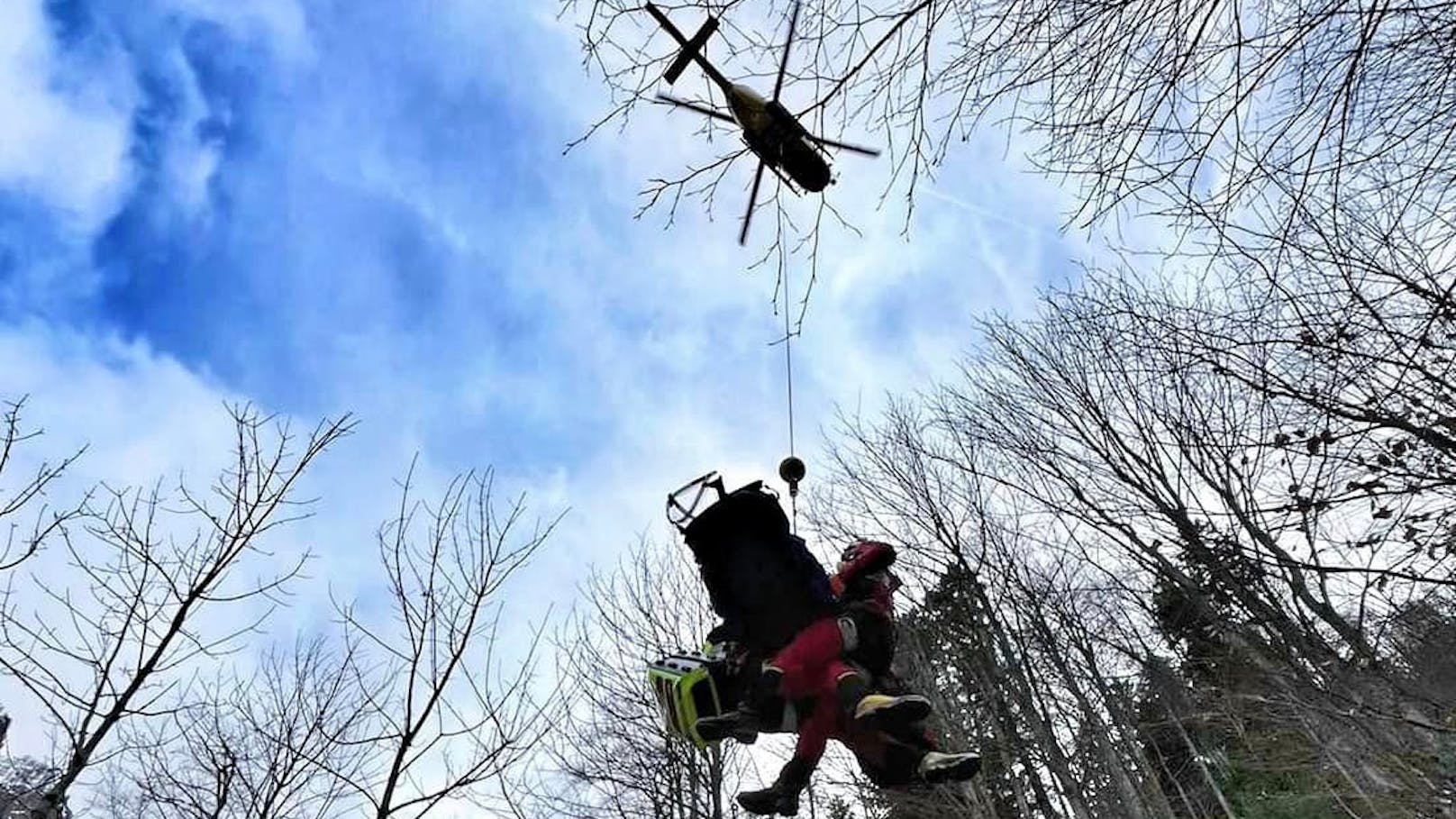 Die Bergung aus dem Waldgebiet erfolgte per Helikopter