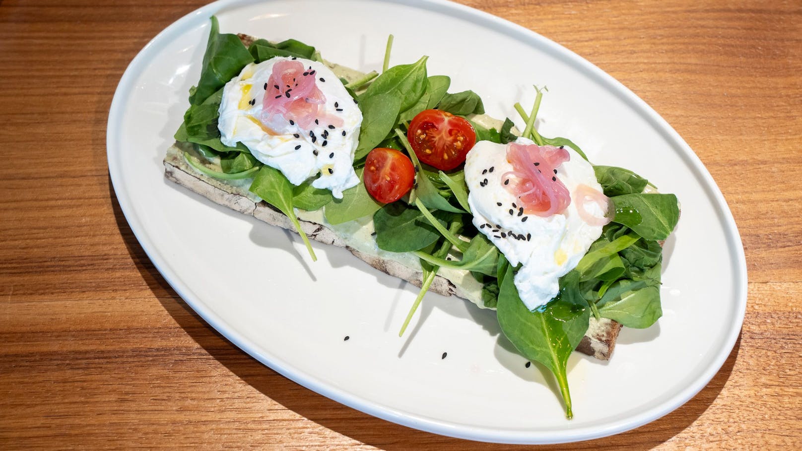 Frühstück gibts unter der Woche bis 14.30, am Wochenende sogar bis 15.30. Auf der Karte steht etwa Avocadobrot, …