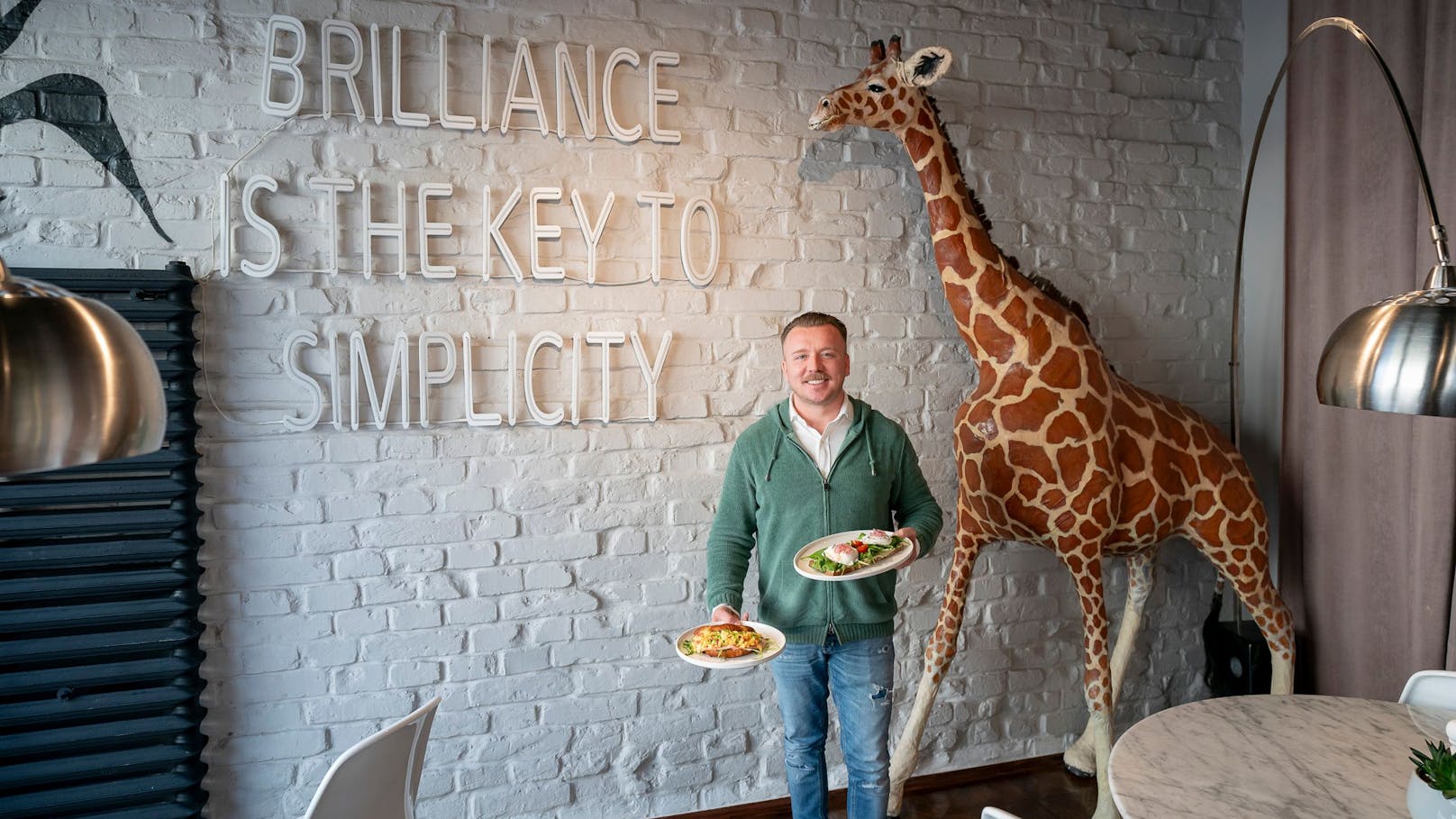 Inhaber Marcel mit dem Namensgeber des Lokals – der Giraffe Melman.&nbsp;