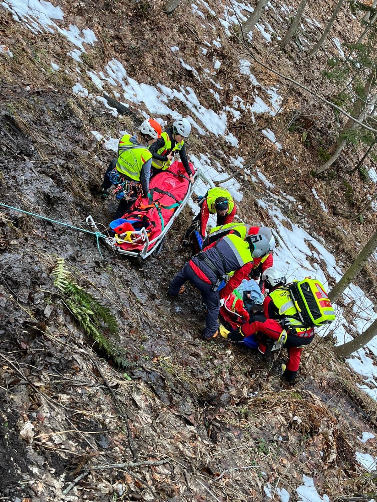 Aufgrund der Lage und der Wetterverhältnisse wurde die Bergrettung alarmiert.