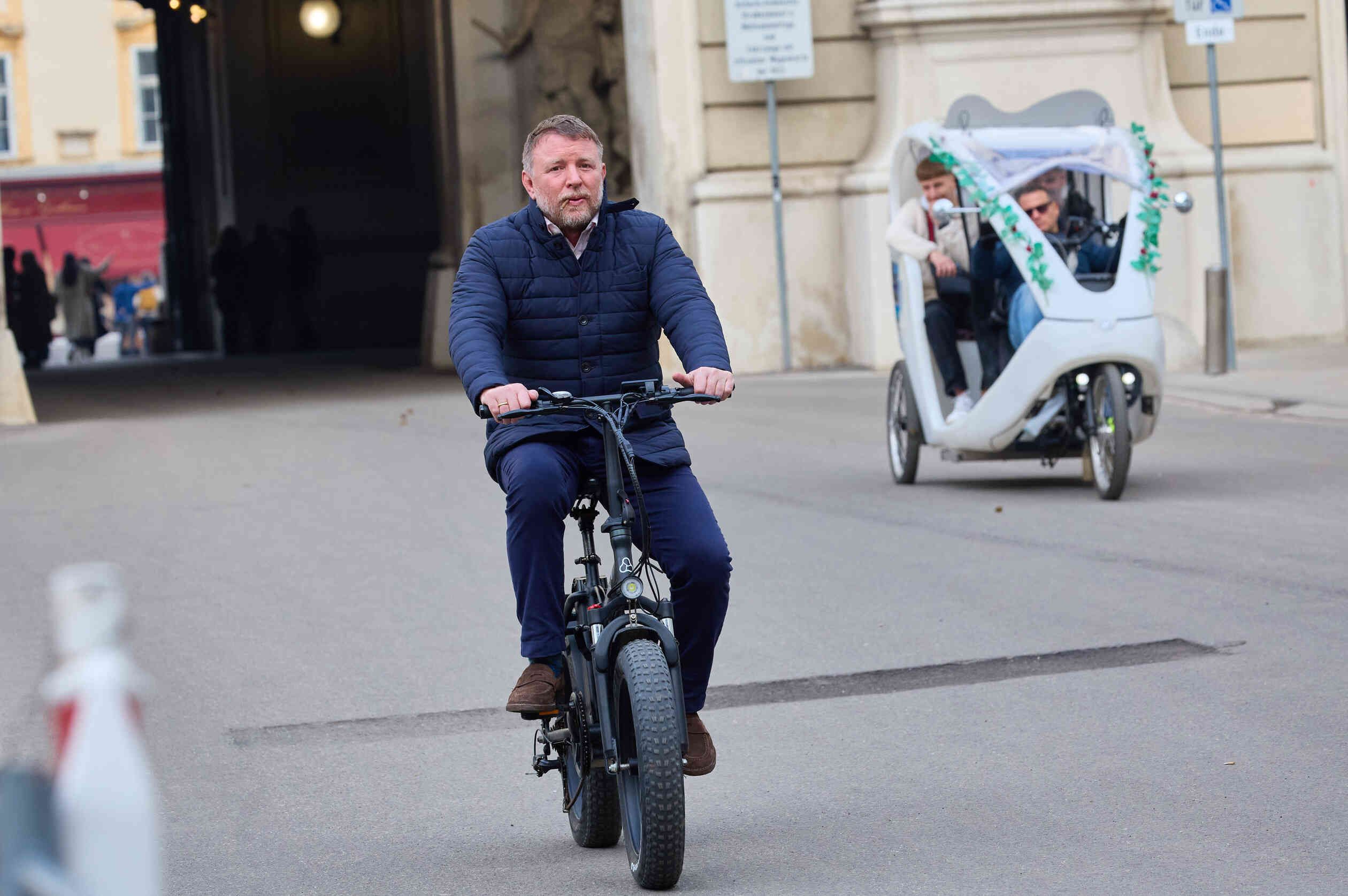 Guy Ritchie radelte zu den Dreharbeiten auf dem Heldenplatz