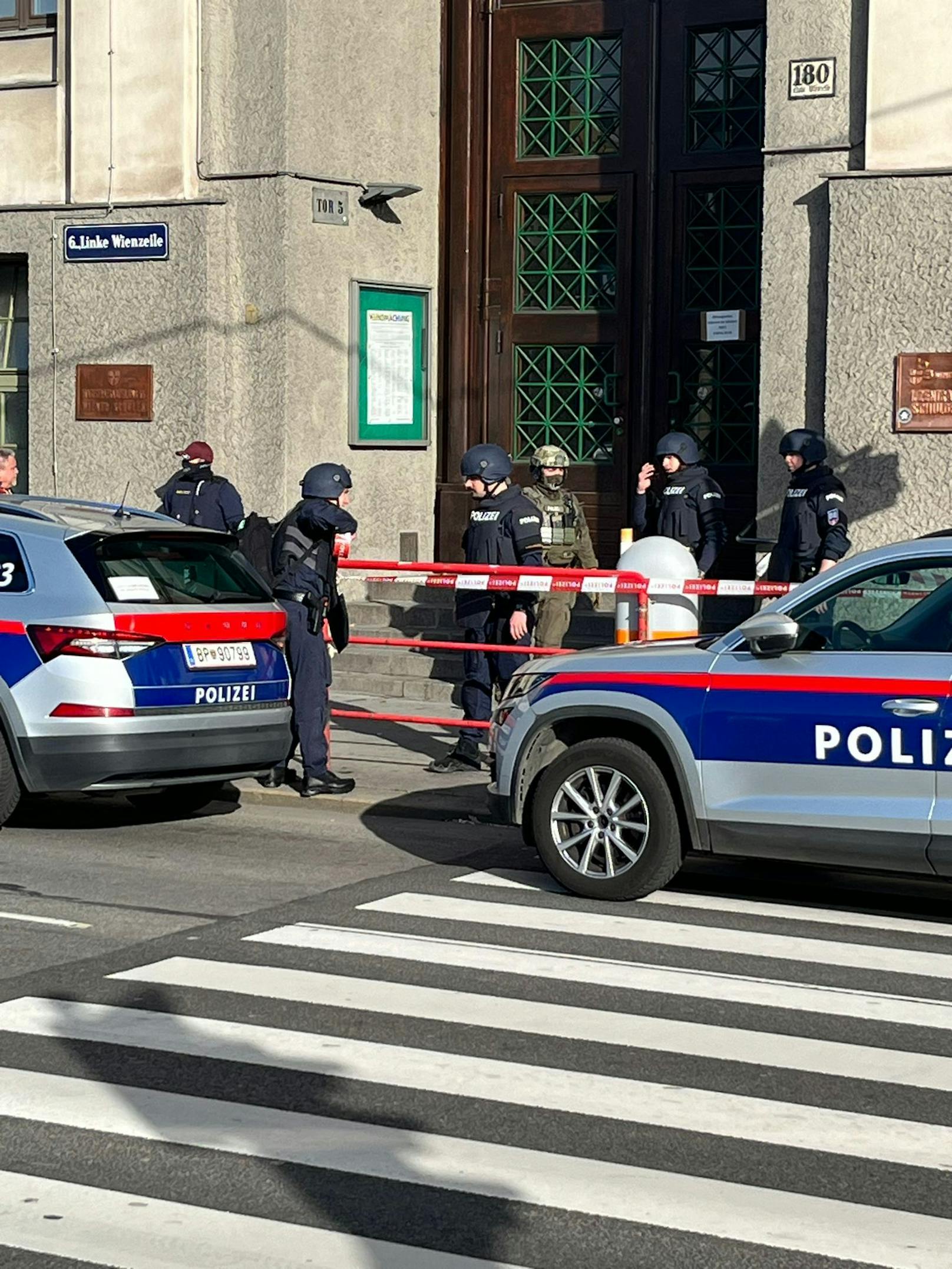 Alarm vor Wiener Schule! Polizei im Großeinsatz