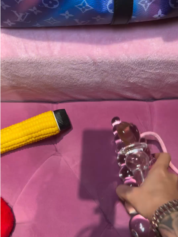 Hier staunt der eine oder andere: Katja Krasavice ist Besitzerin eines halben Erotikladens.