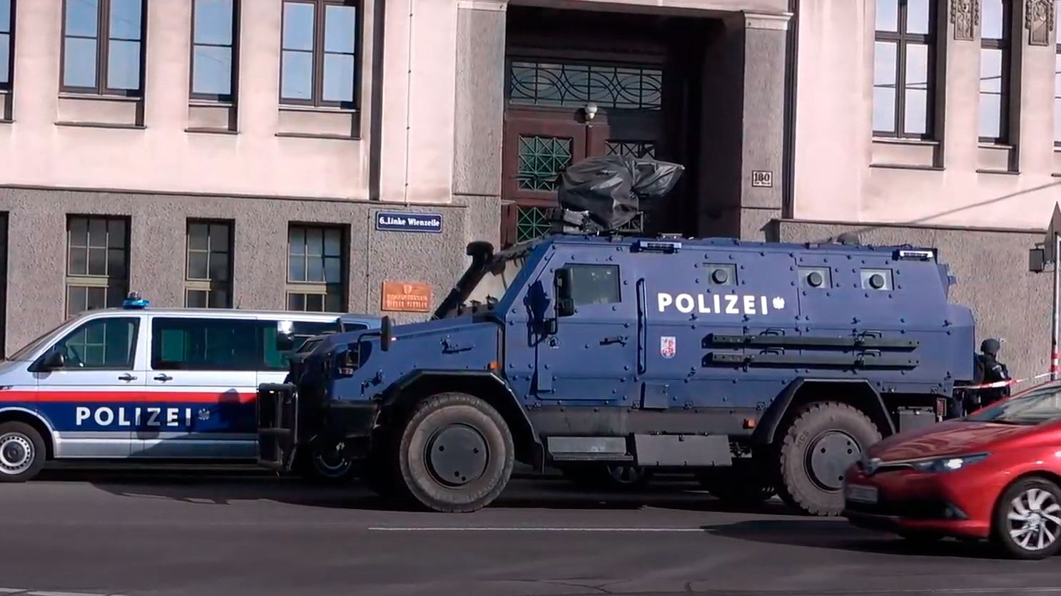Das Einsatzkommando Cobra fuhr mit einem gepanzerten Mannschaftstransporter vom Typ PMV Survivor II vor.