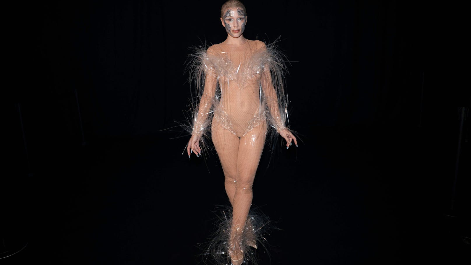 Julia Fox, die Exfreundin von Kanye West, erregte in der Frontrow der Show in ihrem Nude-Kleide auch jede Menge Aufmerksamkeit…