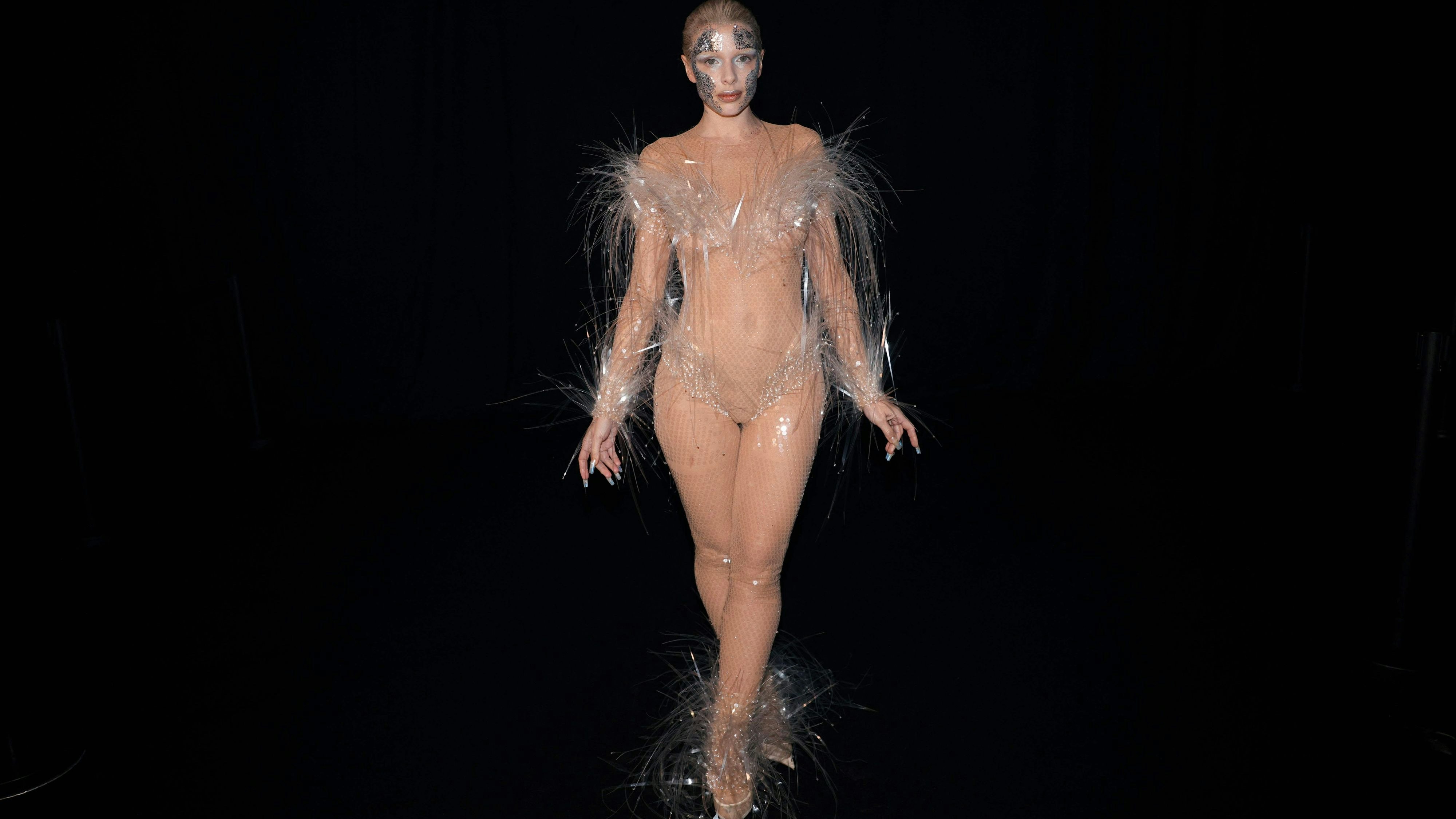 Julia Fox, die Exfreundin von Kanye West, erregte in der Frontrow der Show in ihrem Nude-Kleide auch viel Aufmerksamkeit…