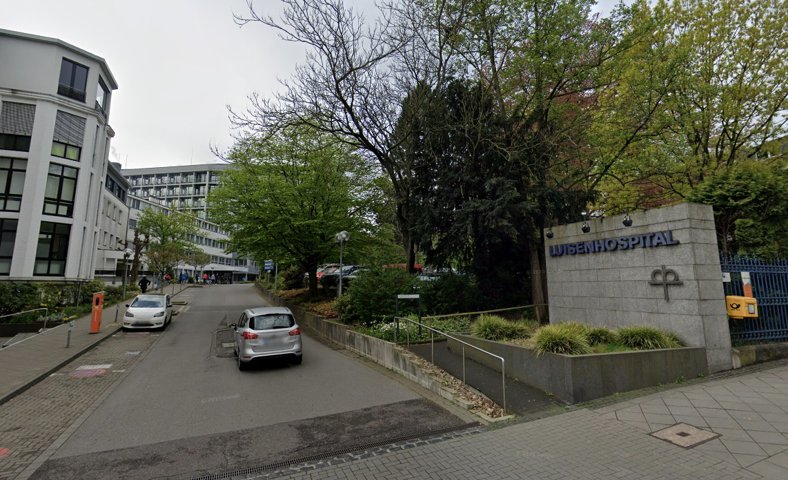 Die Polizei steht mit einem Großaufgebot rund um das Luisenhospital im Einsatz.