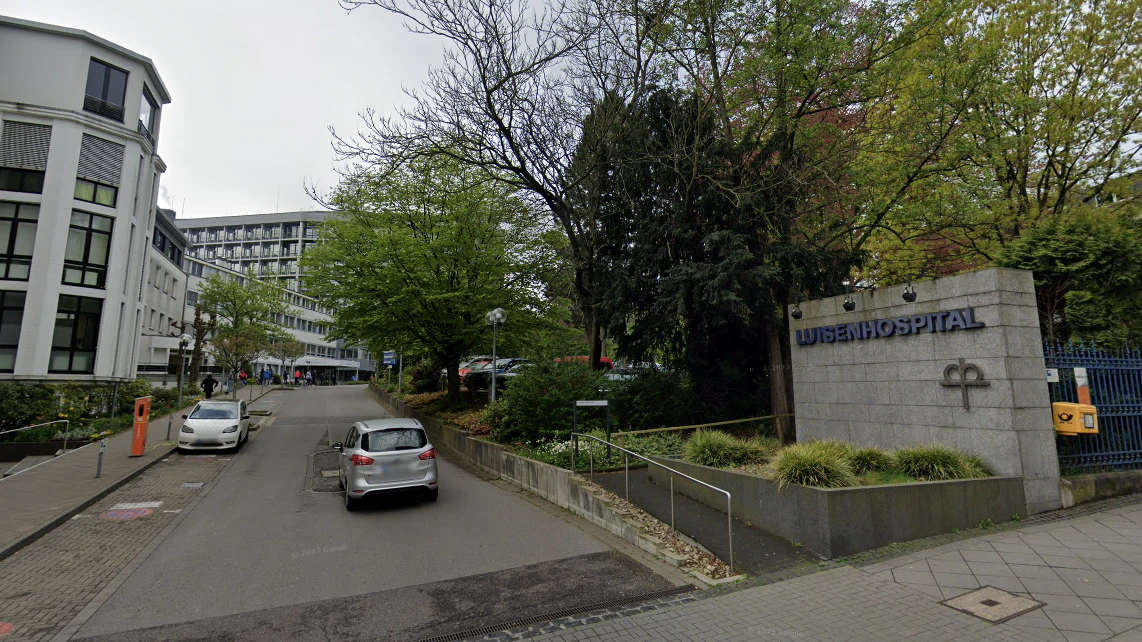 Die Polizei steht mit einem Großaufgebot rund um das Luisenhospital im Einsatz. 