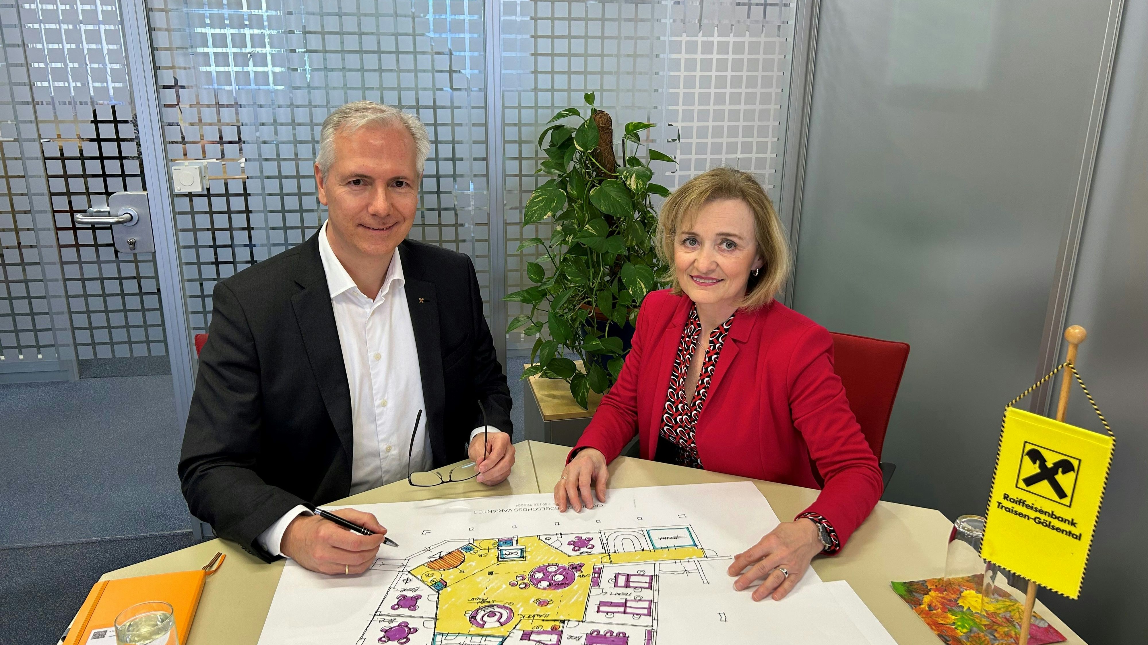 Die Geschäftsleiter der Raiffeisenbank Traisen-Gölsental Dir. Mag. Roman Schlosser (links) und Dir. Hermine Dangl, MSc CSE bei der Planung der drei neuen Kompetenzzentren