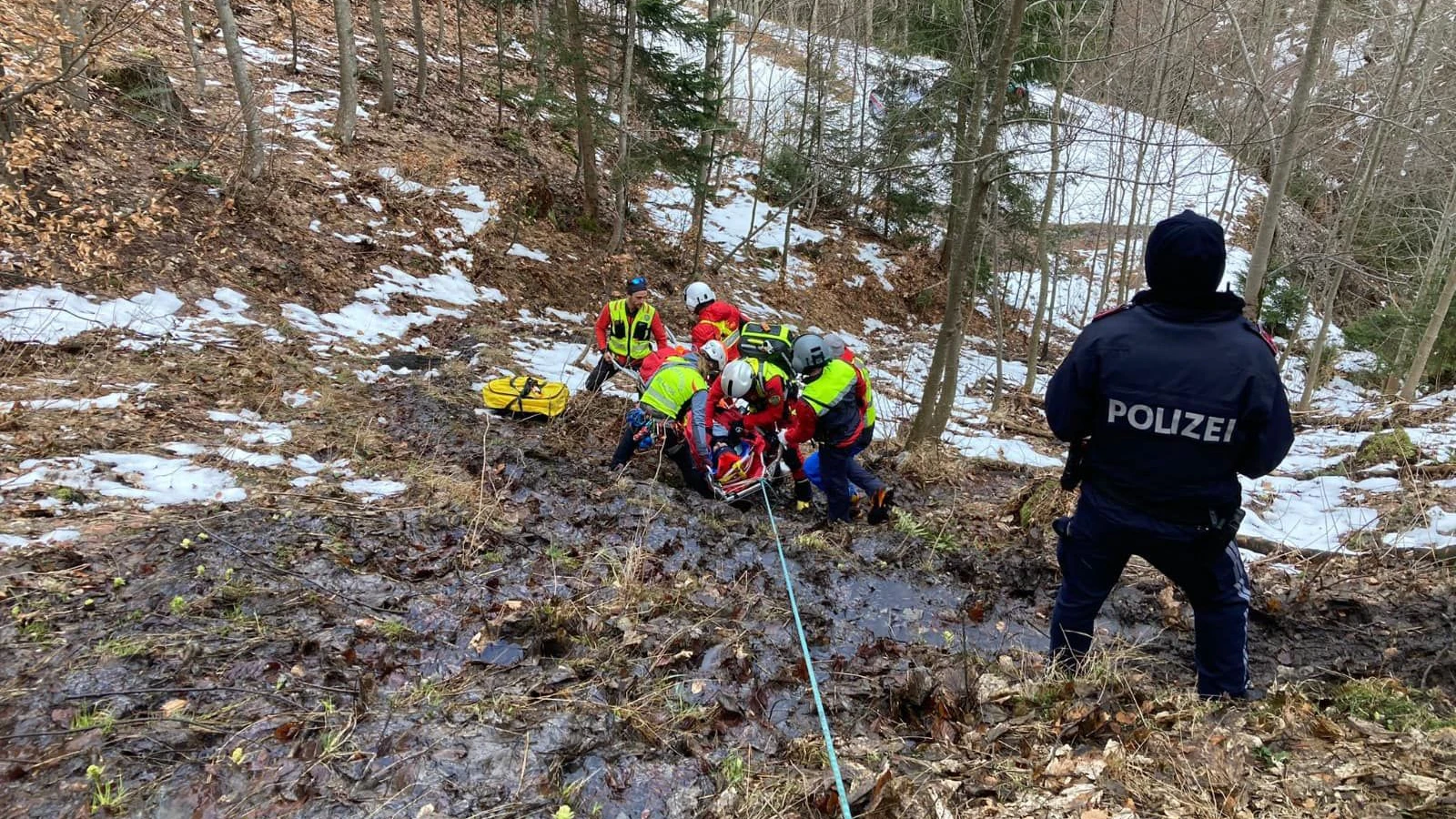 Mittels Steilbergesystem wurde der Verletzte mit der Trage abgeseilt und zu einer freien Stelle befördert.
