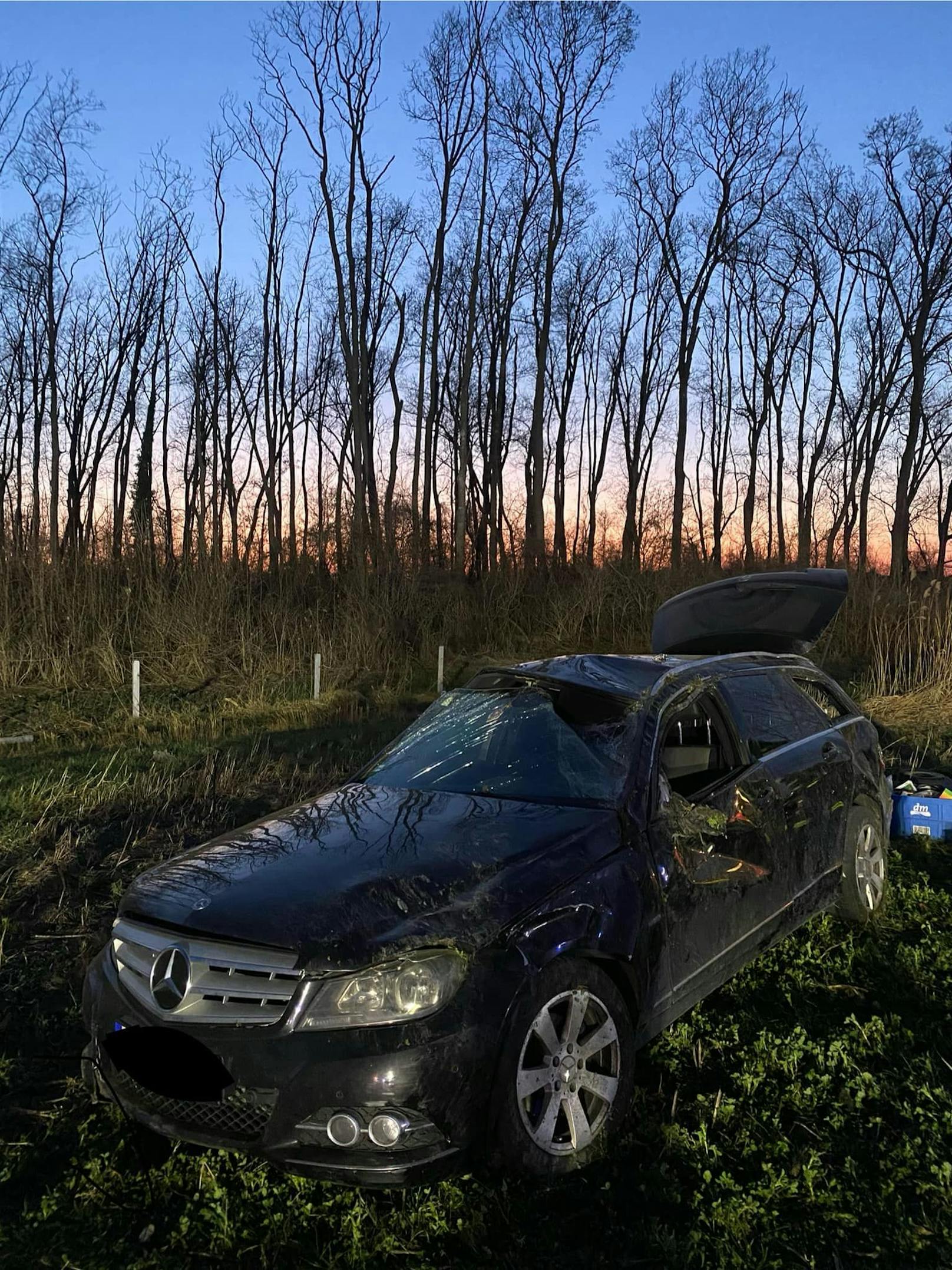 Der Lenker wurde aus dem Auto geschleudert.