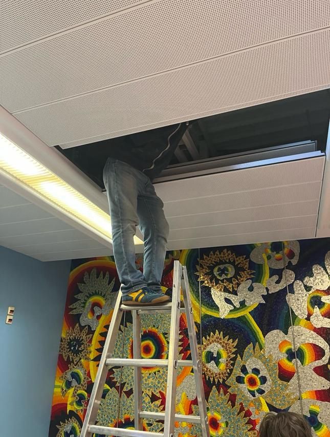 Arbeiter nehmen die Decke im Böhler-Krankenhaus ab.