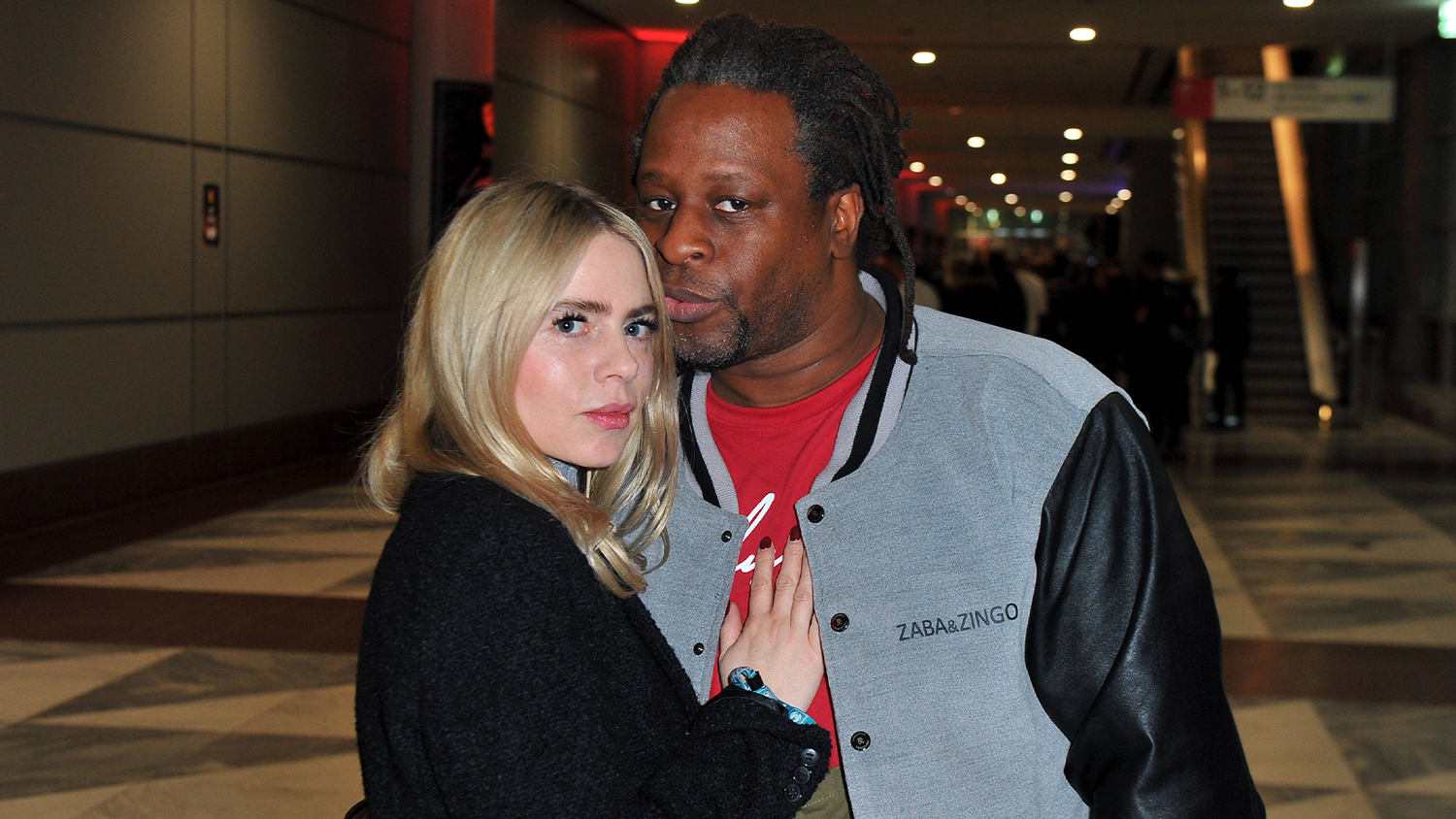 Mola Adebisi und seine Ehefrau Adelina erleben auf der Autobahn einen Schock. Die schwangere Wienerin muss anschließend ins Krankenhaus.