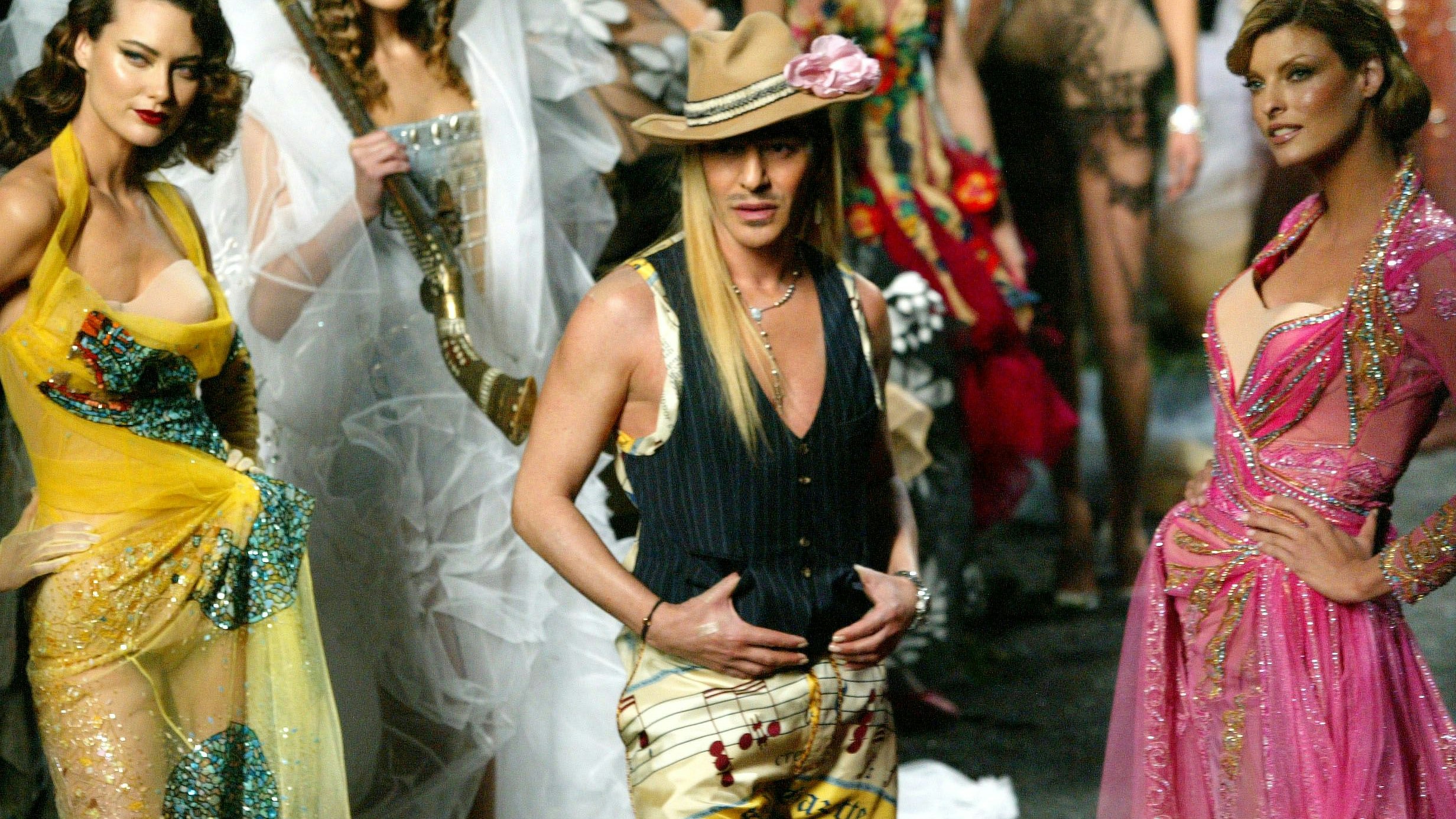 Mit Topmodel Linda Evangelista (r.) nach der Dior-Haute-Cuture-Show Herbst-/Winter 2005/06