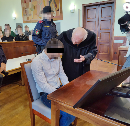 Der Angeklagte vor Gericht mit seinem Anwalt Josef Schartmüller
