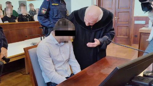 Der Angeklagte vor Gericht mit seinem Anwalt Josef Schartmüller