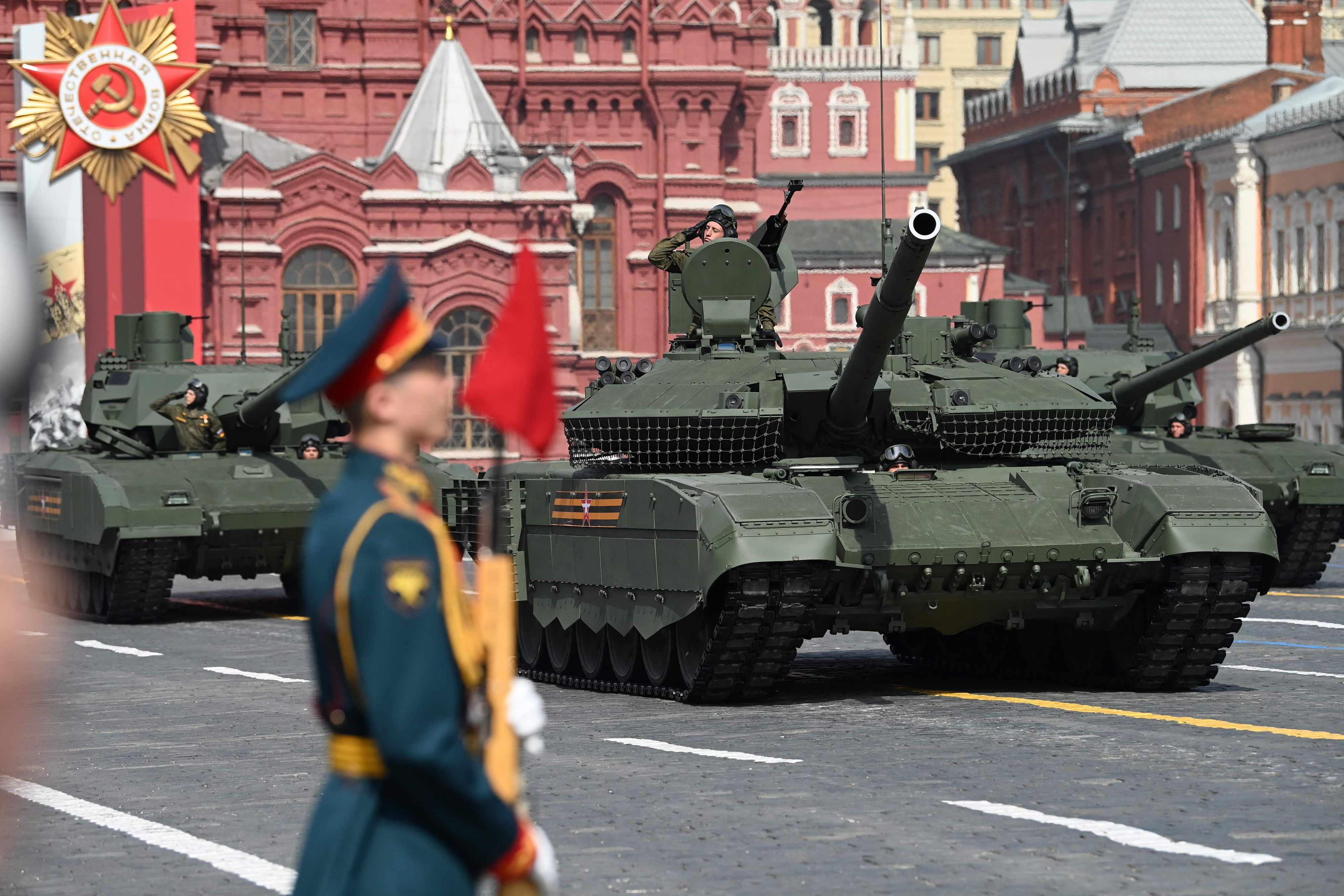 Russische Panzer vom Typ T-90M (vorne) und T-14 Armata (dahinter) während der Generalprobe zur Siegesparade 2022.