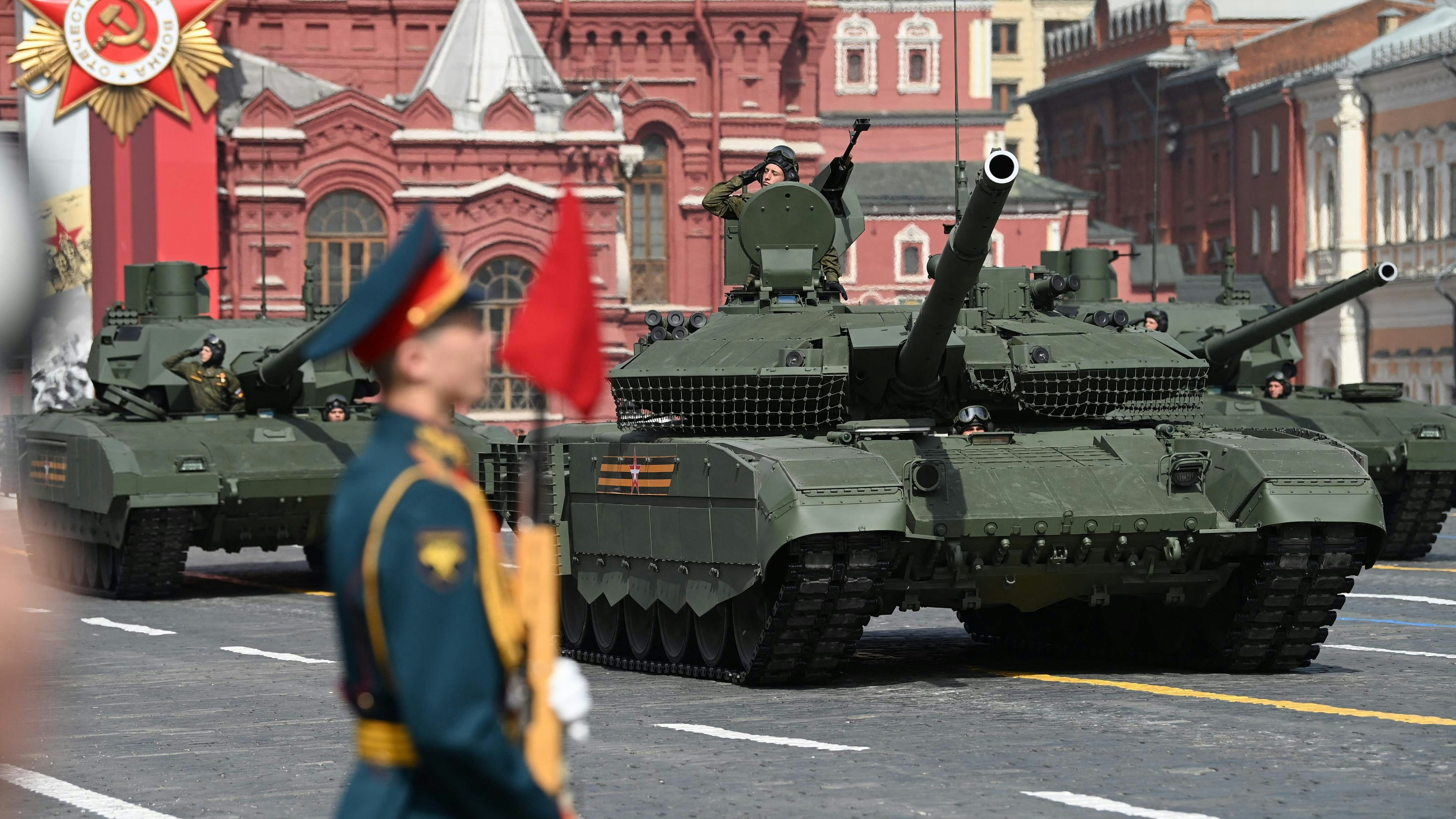 Russische Panzer vom Typ T-90M (vorne rechts) und T-14 Armata (links dahinter) während der Generalprobe zur Siegesparade 2022.