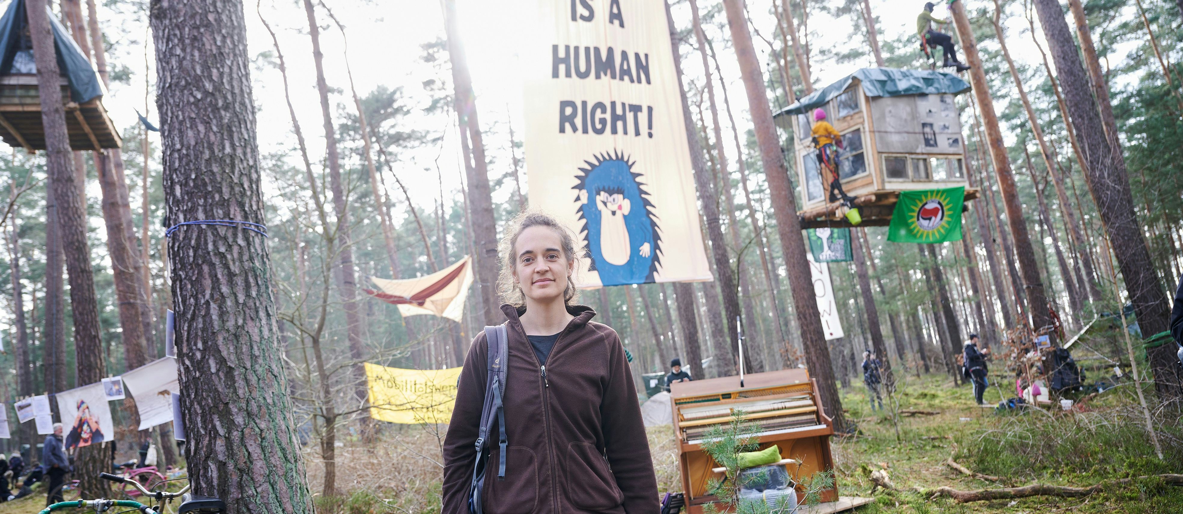 Kampf gegen die Erweiterung des Tesla-Werks in Grünheide, Brandenburg: Die ehemalige Seenotretterin Carola Rackete im Protestcamp