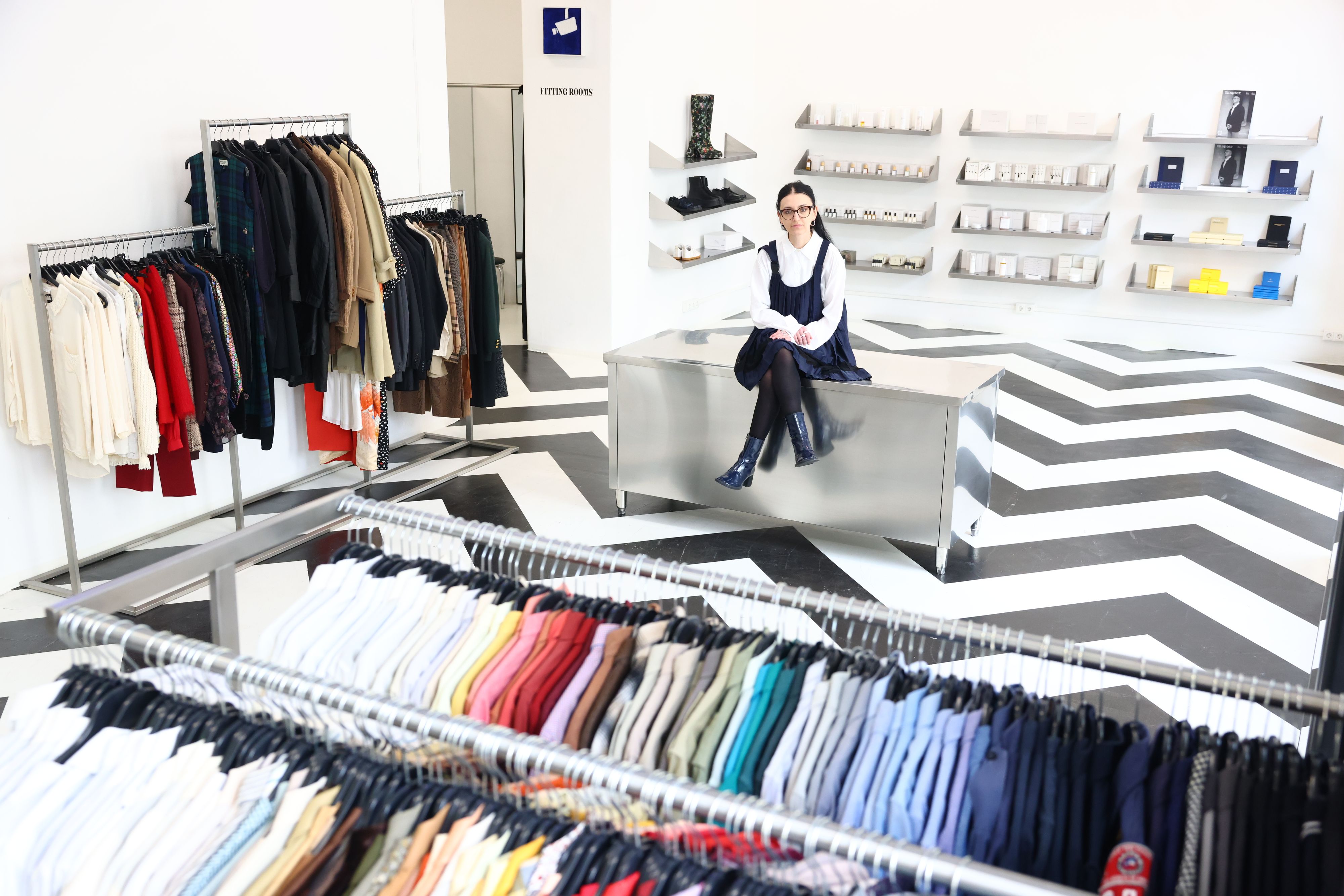 Shop-Managerin Miri Marijanovic im neuen Vintage-Paradies in der Kirchengasse in Wien. 