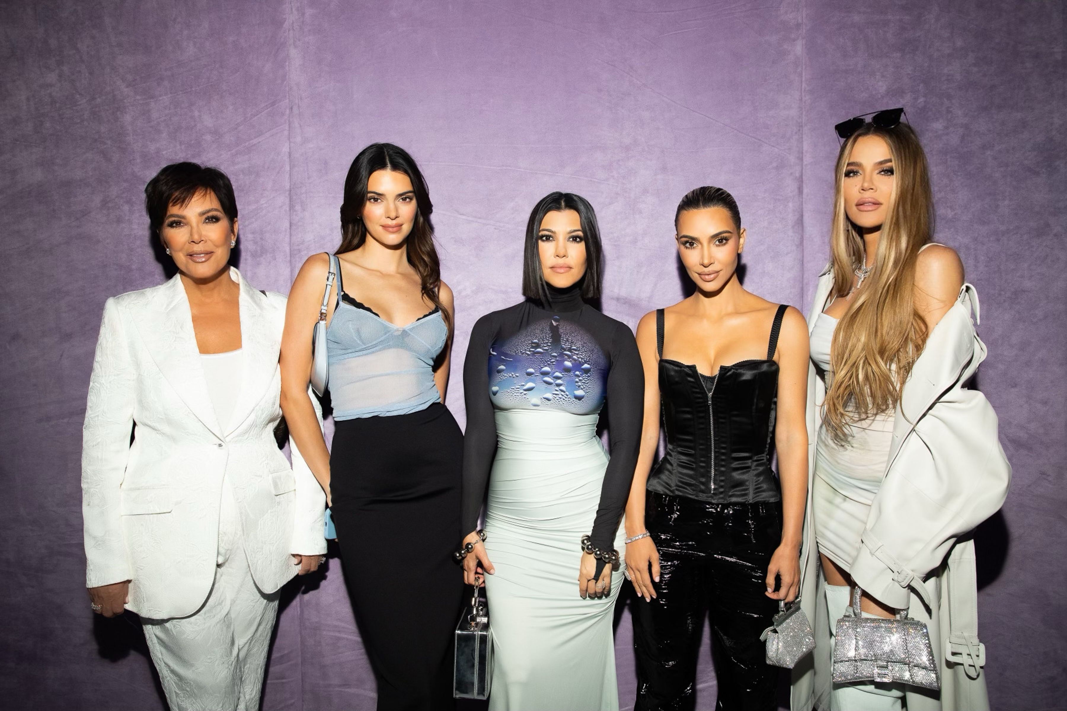 Kris Jenner mit ihren Töchtern Kendall Jenner, Kourtney Kardashian Barker, Kim Kardashian und Khloé Kardashian.
