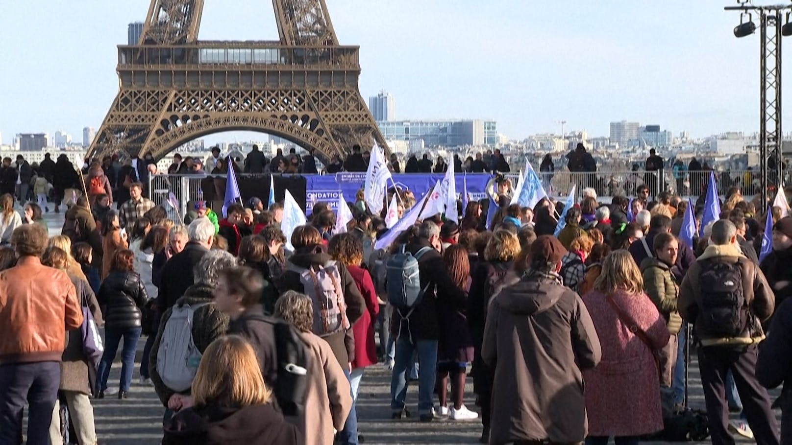 Paris: "Freiheit zur Abtreibung" in der Verfassung